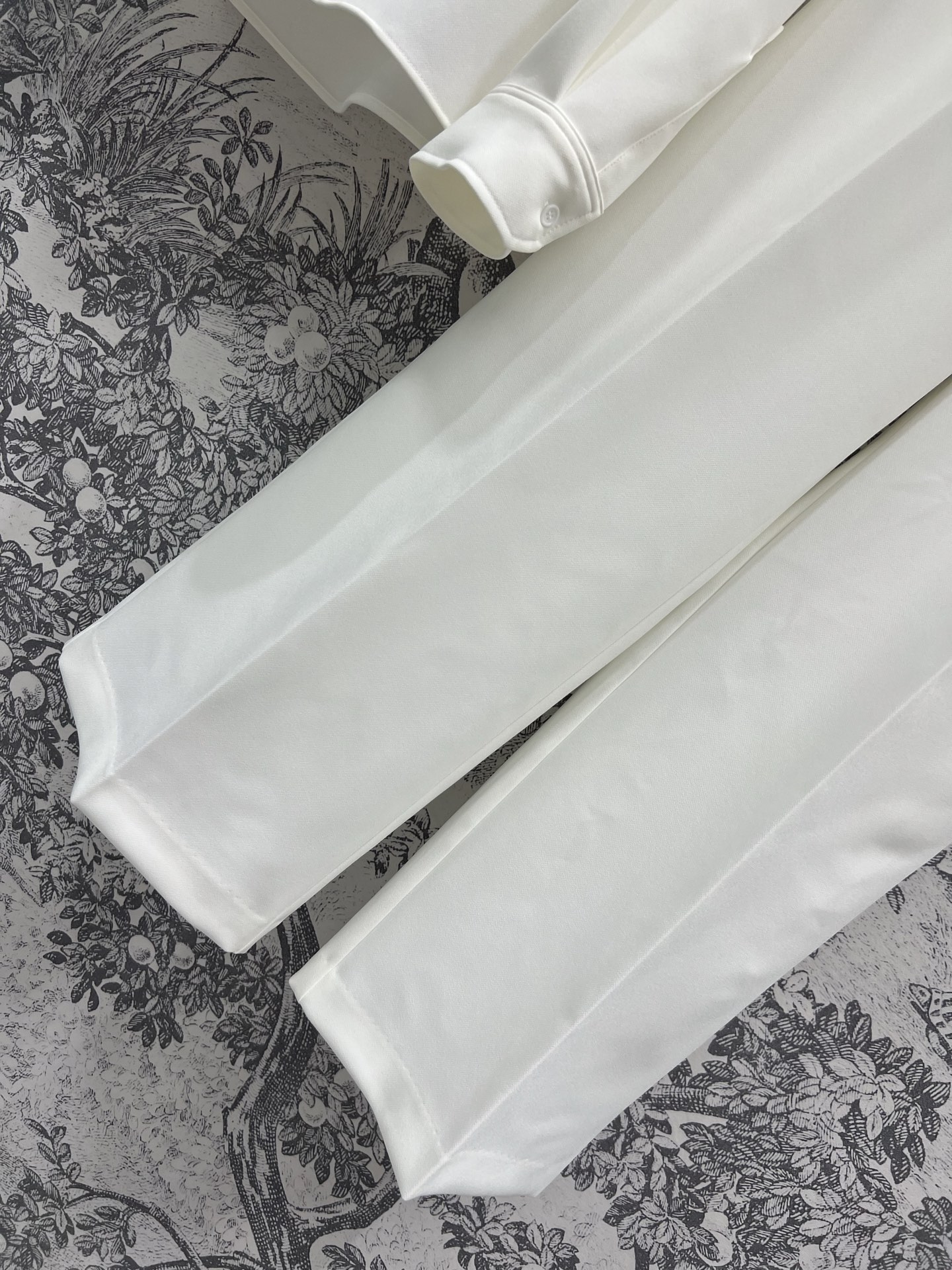 25夏季新款 休闲套装 翻领外套+高腰阔腿裤 纯色系又美又飒 工装口袋装饰衬衣 一套上身巨藏肉 日常休闲