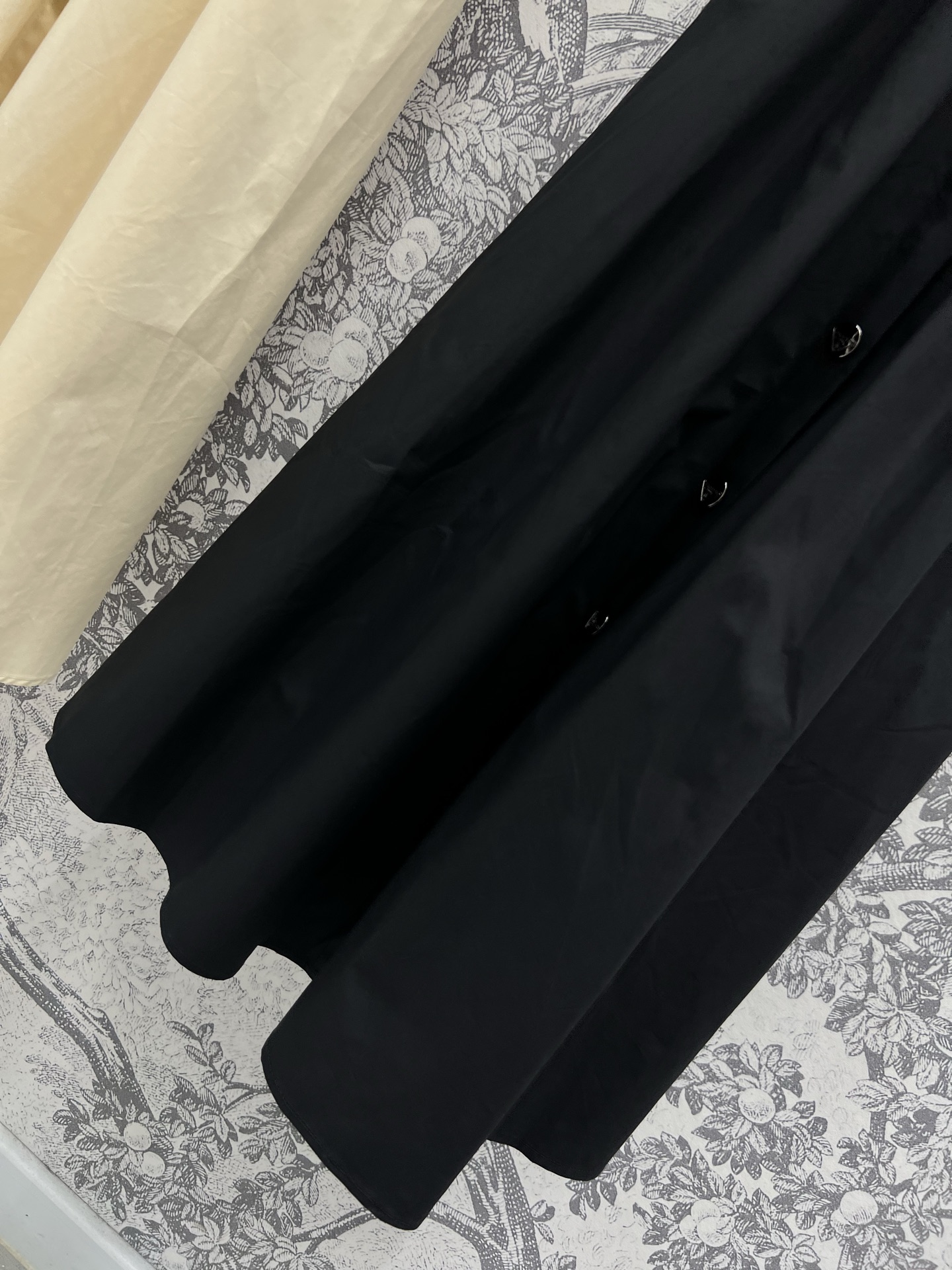 PD家 25夏季新款 吊带抹胸连衣裙 定制三角标logo印花五金扣饰装饰 双口袋设计活力十足少女气质 后
