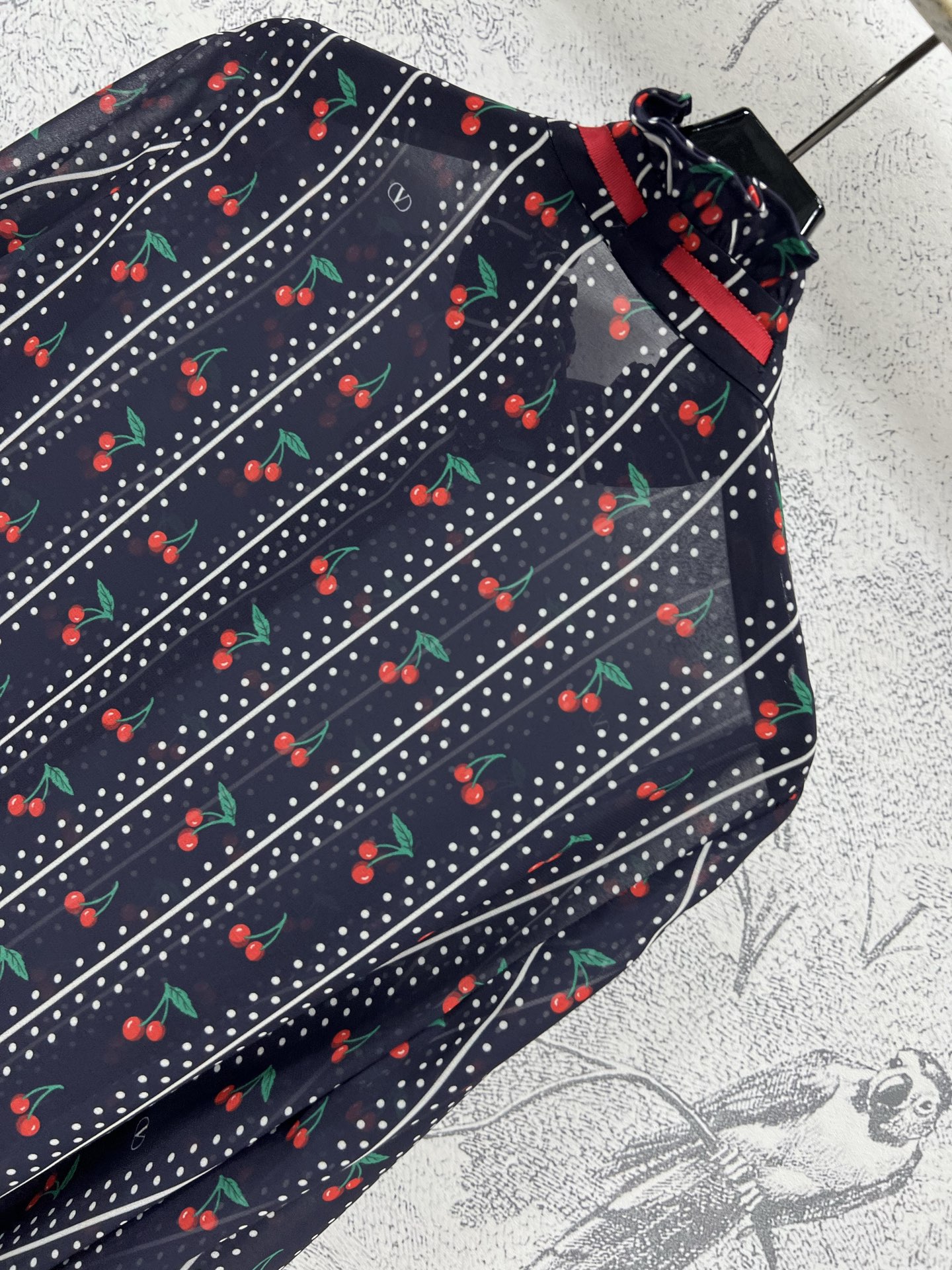 V家 25夏季新款 樱桃🍒条纹系列 荷叶边飘带设计衬衫+高腰半身裙 甜美时尚 红色樱桃🍒图案印花 小宽松