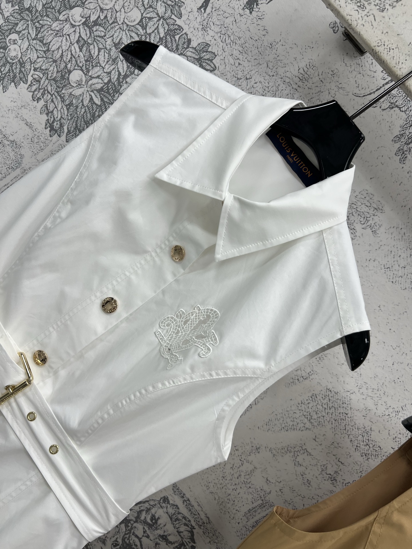 L家 25夏季新款 翻领无袖衬式连衣裙 帅气的小翻领设计 立体的修身剪裁 自然而开的气场归来 胸口镂空刺