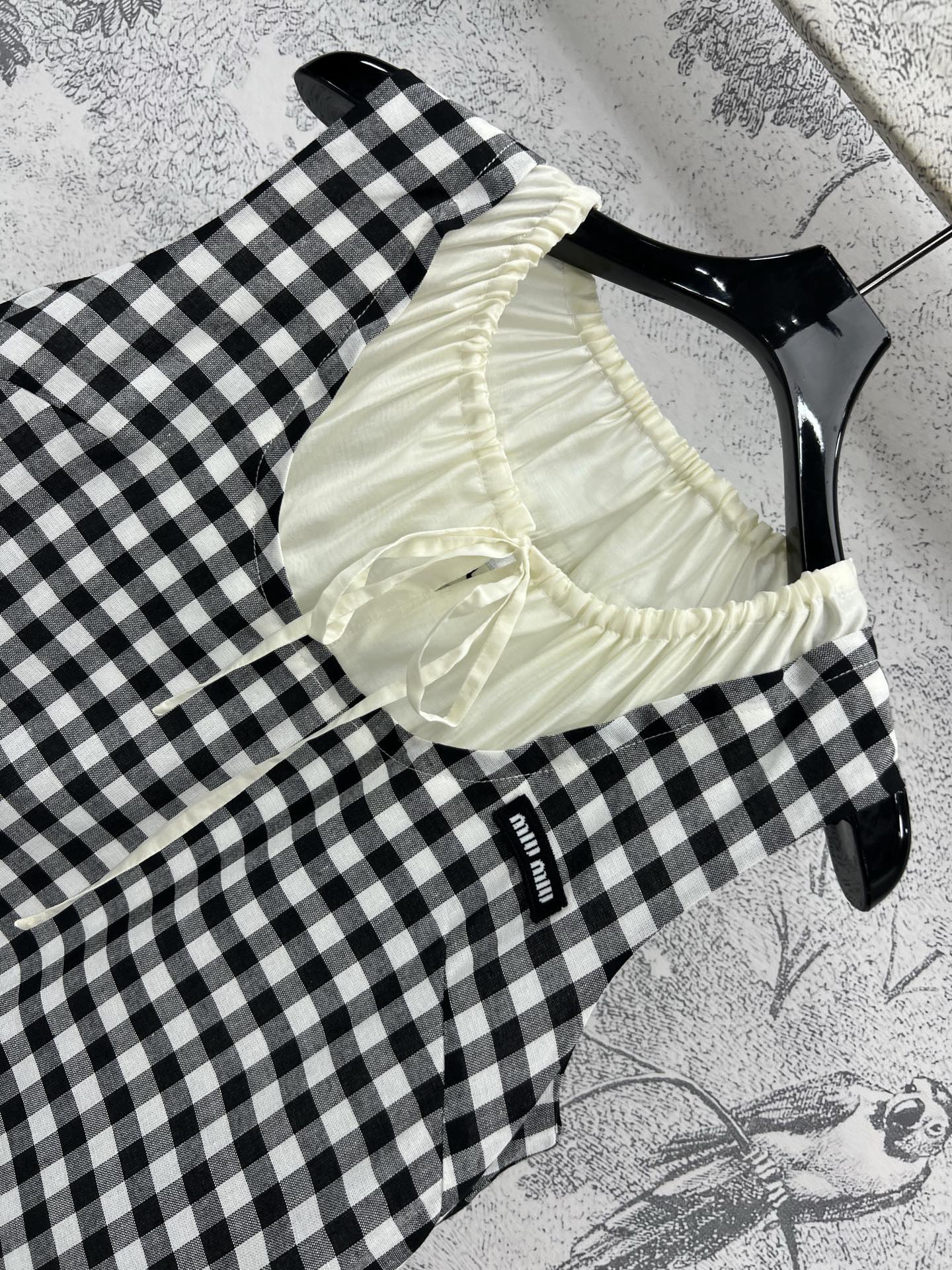 Miu 25夏季新款 黑白格子背心连衣裙 拼接抽绳圆领假两件设计 经典立体剪裁版型百搭又显瘦 甜酷风时髦