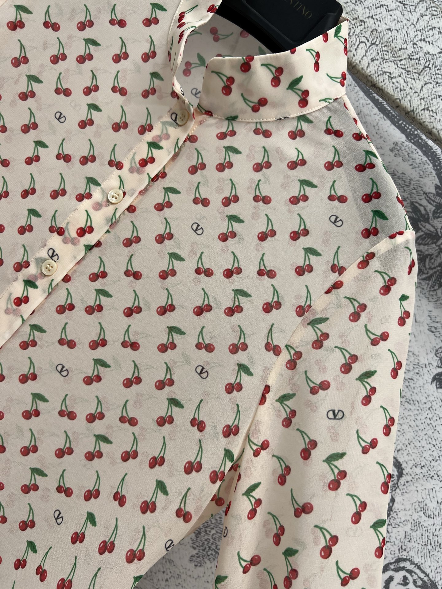 V家 25早秋新款 樱桃🍒印花立领衬衫 超日常的复古衬衫 满印樱桃🍒印花面料 吸睛又时髦 日常搭配都很好
