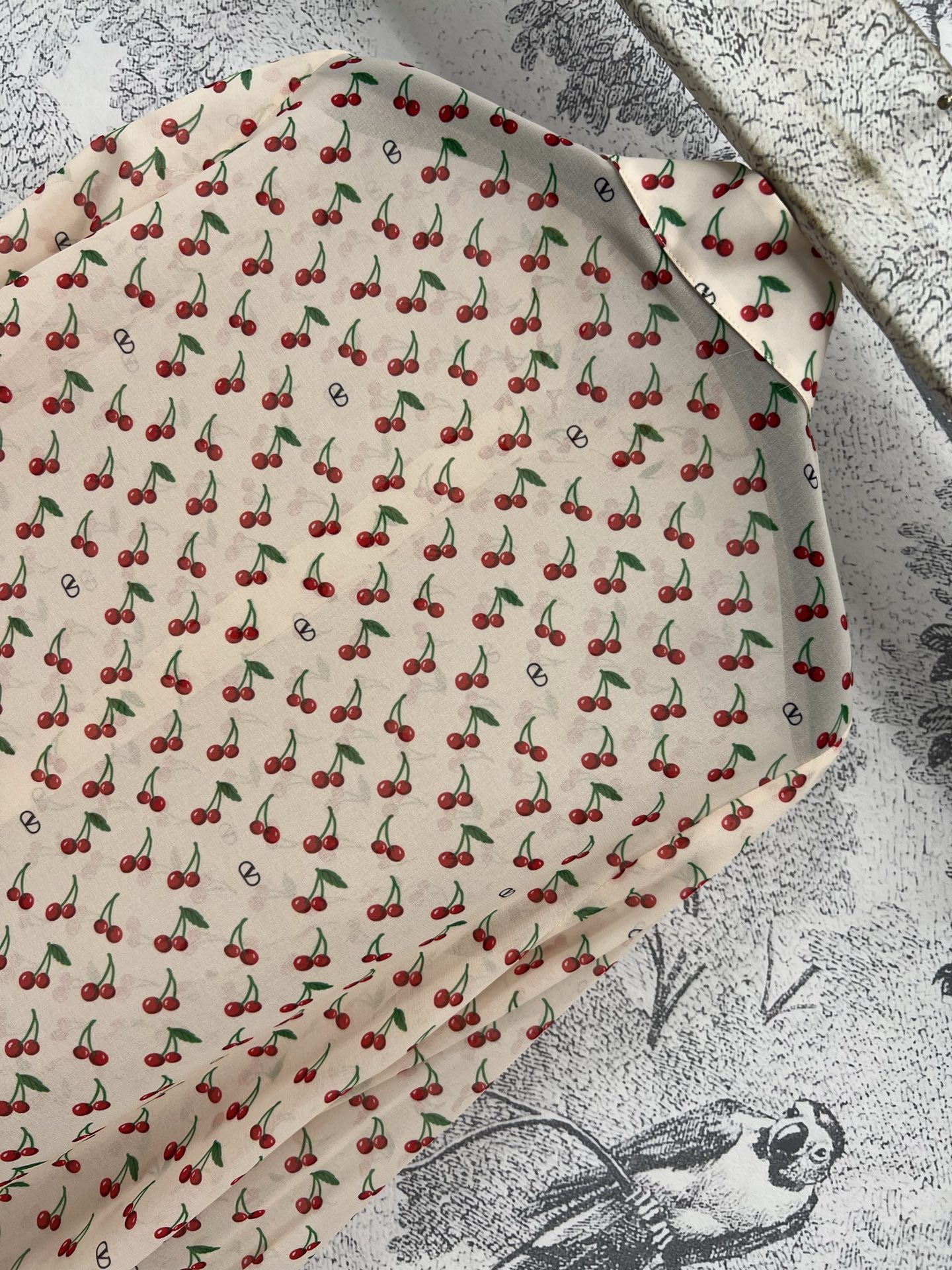 V家 25早秋新款 樱桃🍒印花立领衬衫 超日常的复古衬衫 满印樱桃🍒印花面料 吸睛又时髦 日常搭配都很好