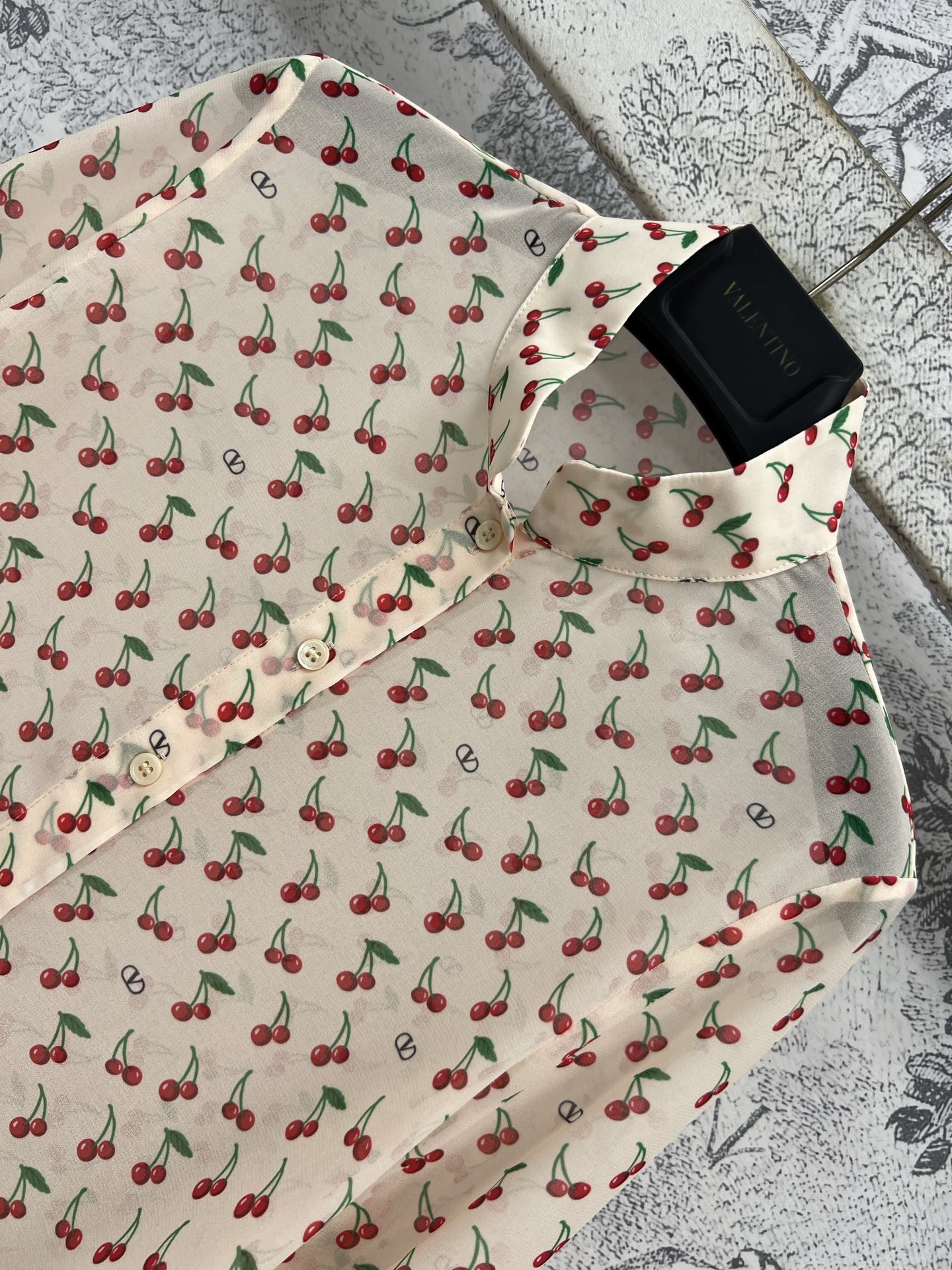V家 25早秋新款 樱桃🍒印花立领衬衫 超日常的复古衬衫 满印樱桃🍒印花面料 吸睛又时髦 日常搭配都很好