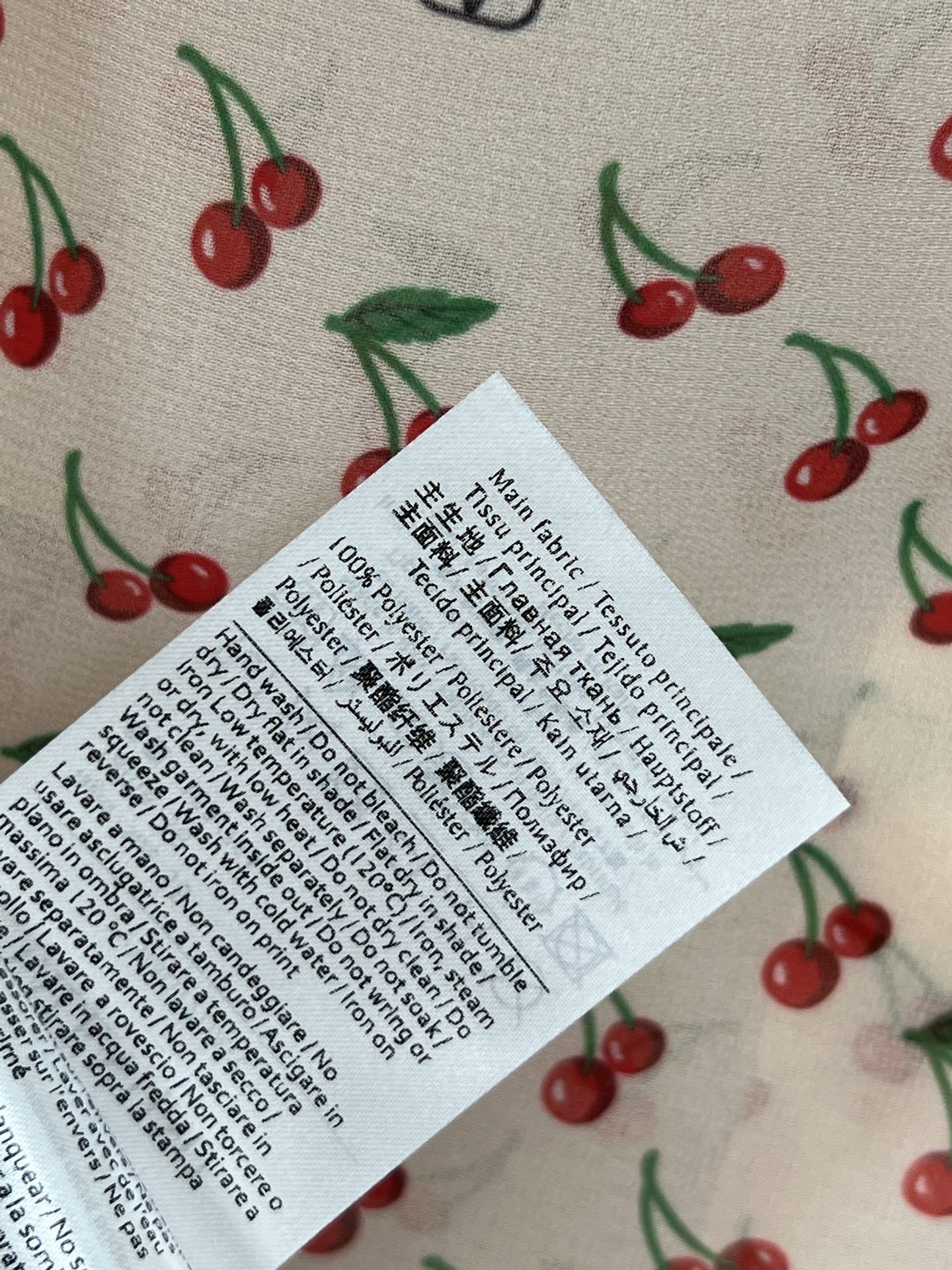 V家 25早秋新款 樱桃🍒印花立领衬衫 超日常的复古衬衫 满印樱桃🍒印花面料 吸睛又时髦 日常搭配都很好