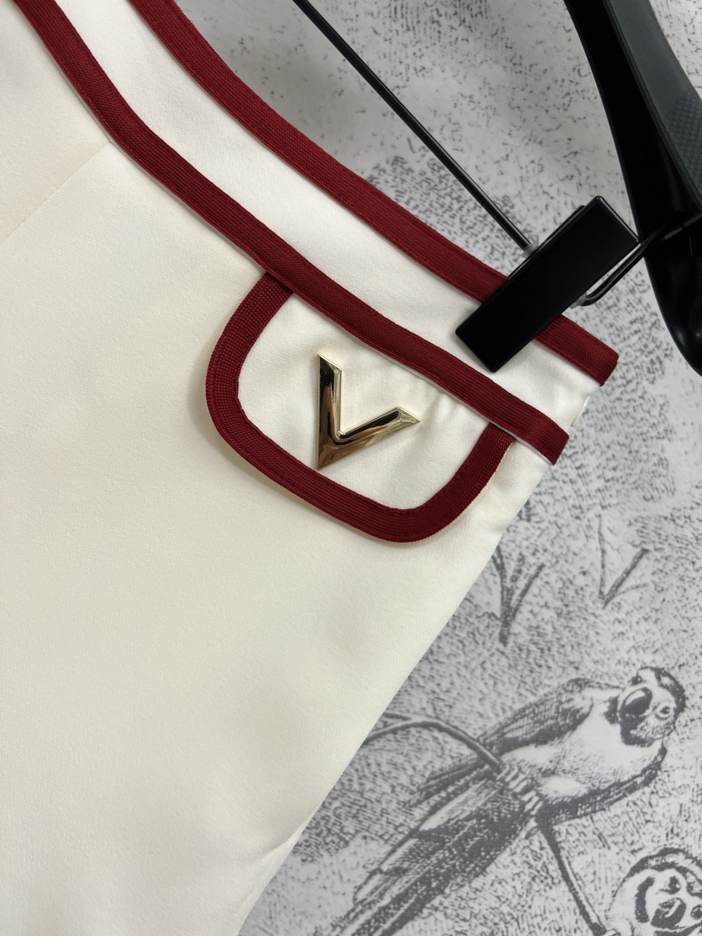 V家 25夏季新款 V字钉扣高腰短裤+卷边长裤 撞色包边假口袋V字母金属logo点缀 低调又时髦 面料做