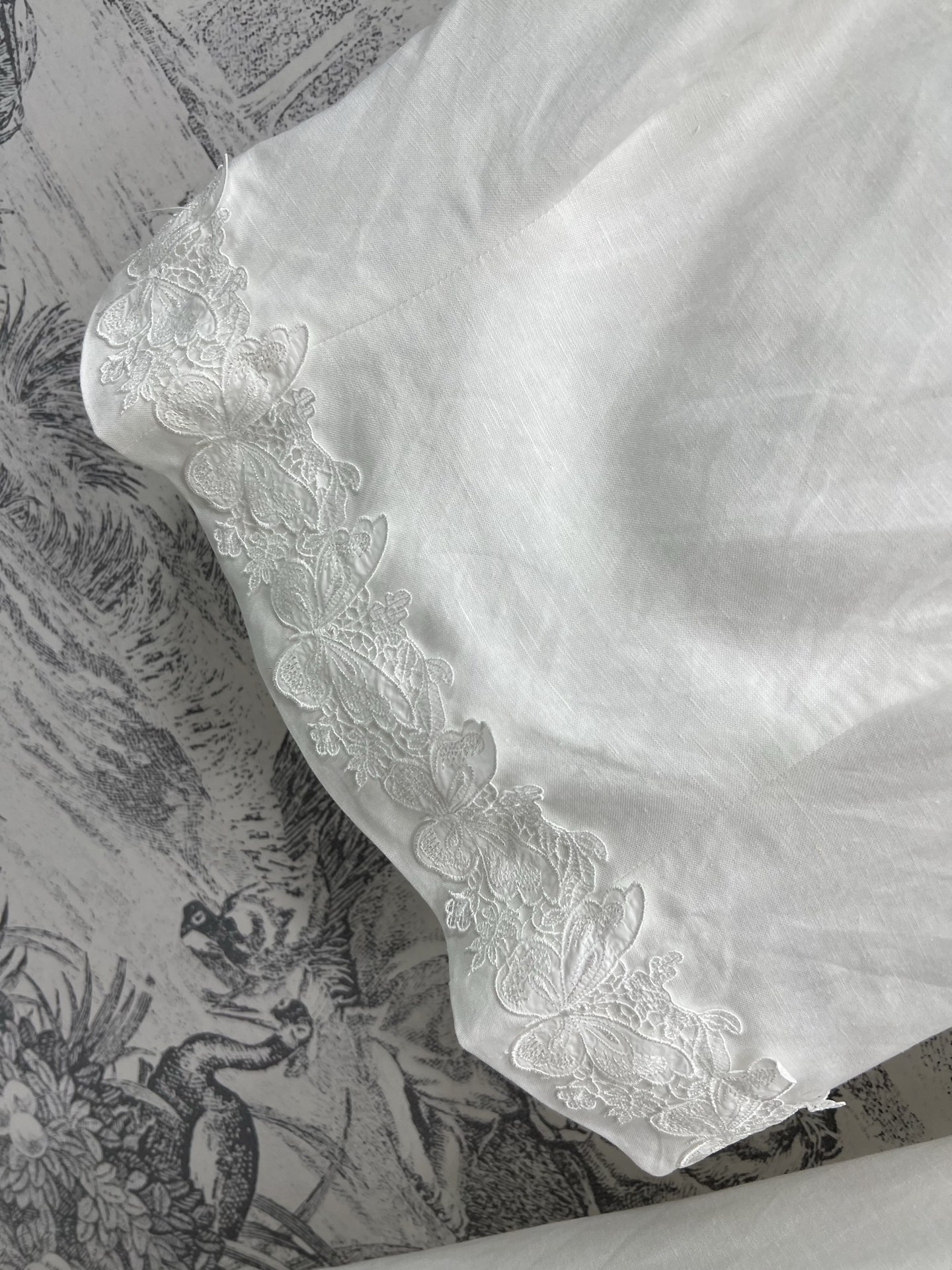 V家 25夏季新款 亚麻蕾丝花边点缀套装 背心上衣+半身裙 订制亚麻面料  小宽松版型 上身百搭不挑人 