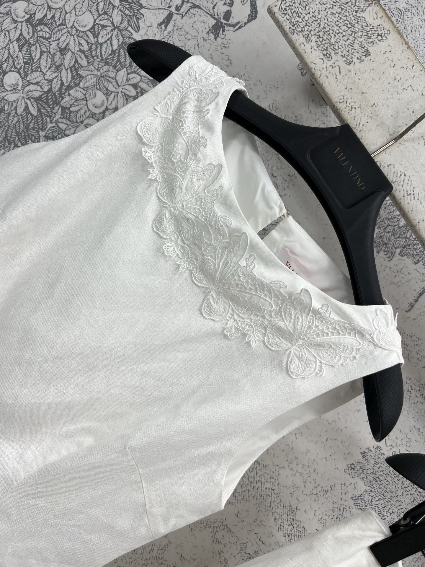 V家 25夏季新款 亚麻蕾丝花边点缀套装 背心上衣+半身裙 订制亚麻面料  小宽松版型 上身百搭不挑人 
