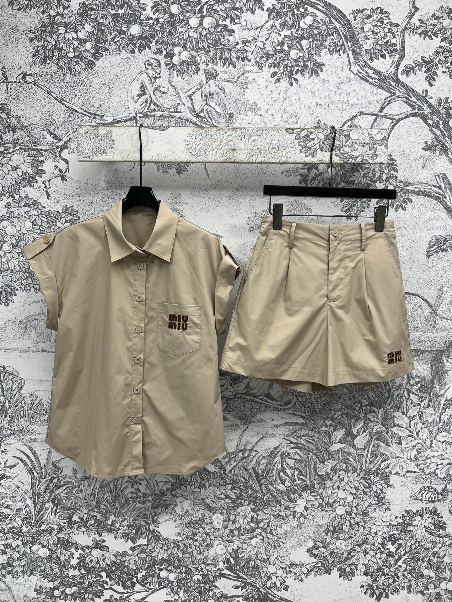 Miu 25夏季新款 卡其色休闲套装 翻领飞袖衬衣+高腰压褶短裤 卡其色超级特别 显白又温柔有气质 整体