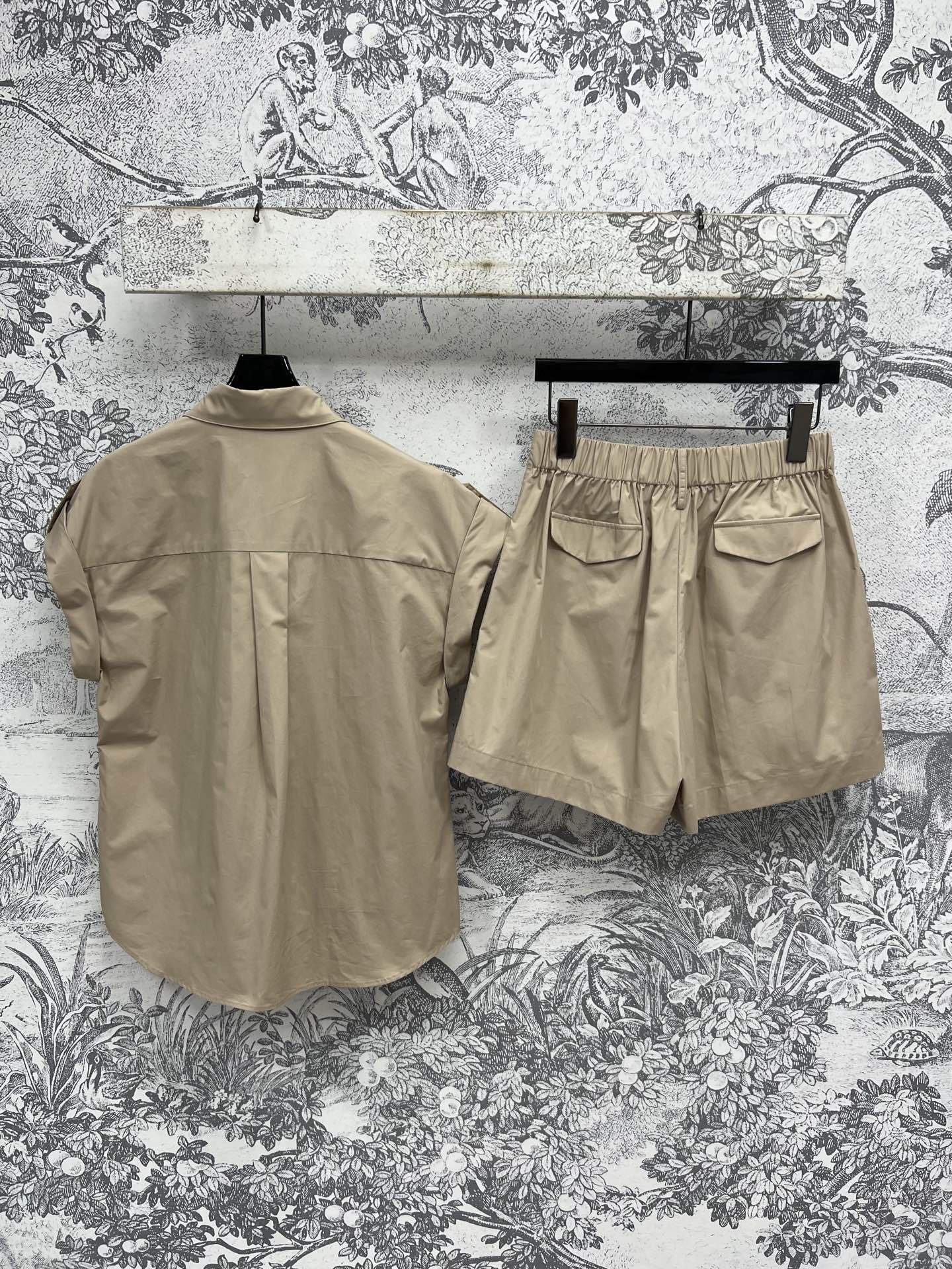 Miu 25夏季新款 卡其色休闲套装 翻领飞袖衬衣+高腰压褶短裤 卡其色超级特别 显白又温柔有气质 整体