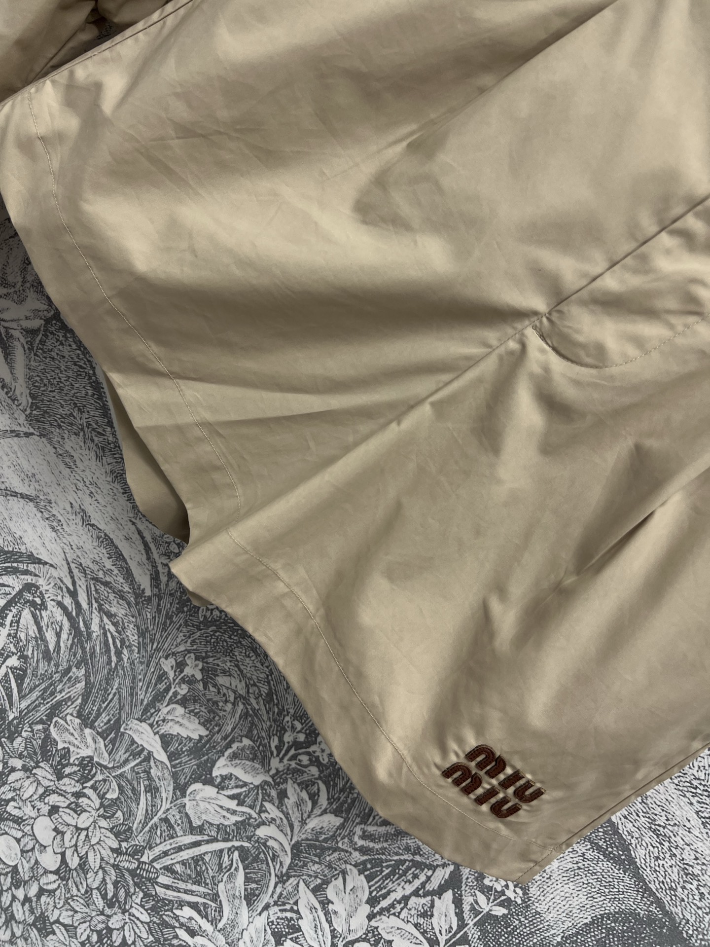 Miu 25夏季新款 卡其色休闲套装 翻领飞袖衬衣+高腰压褶短裤 卡其色超级特别 显白又温柔有气质 整体