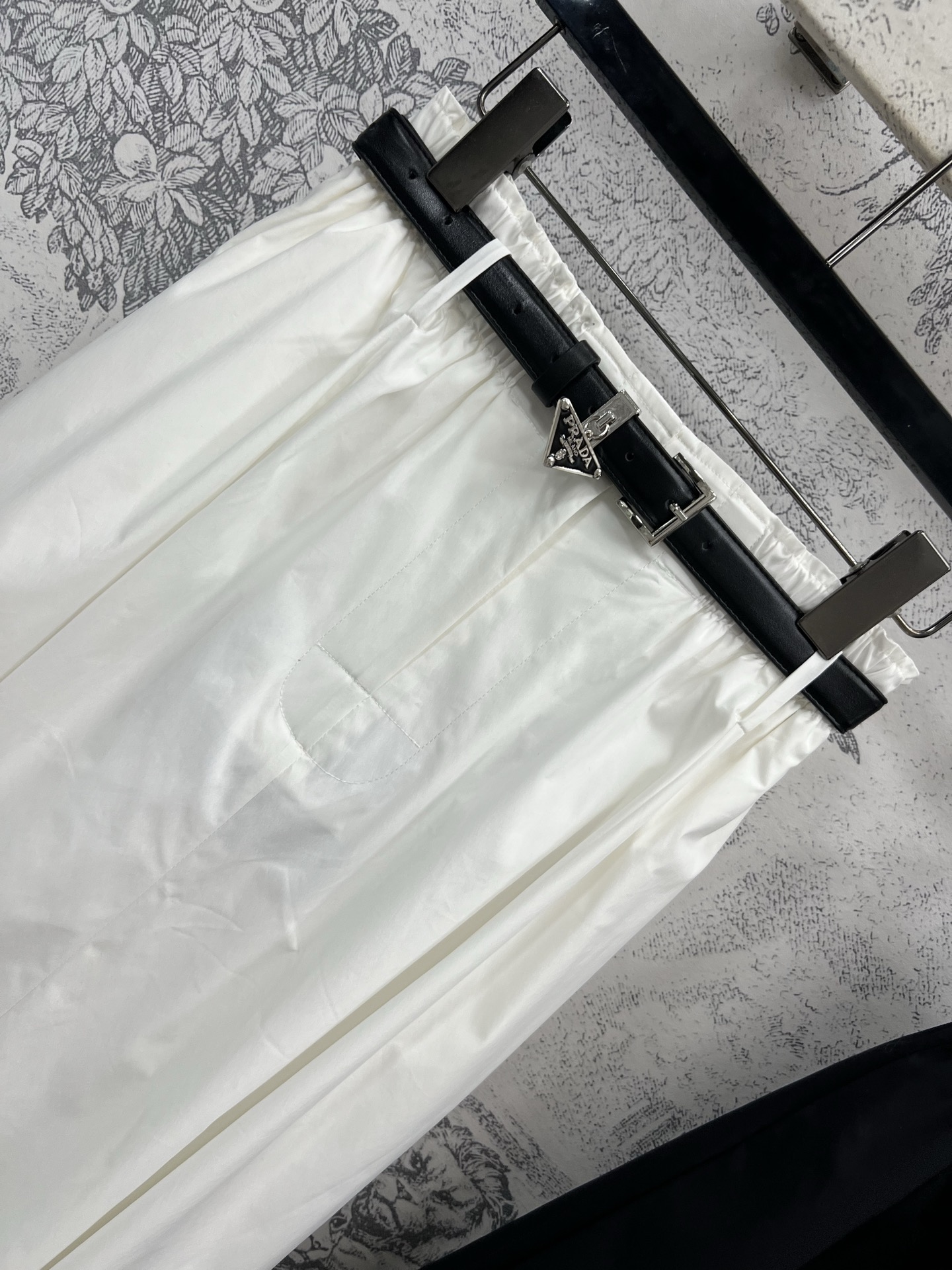 PD家 25夏季新款 腰带三角标装饰半身裙 高腰半身裙 定制皮革腰带倒三角logo装饰 可甜可酷 上身遮