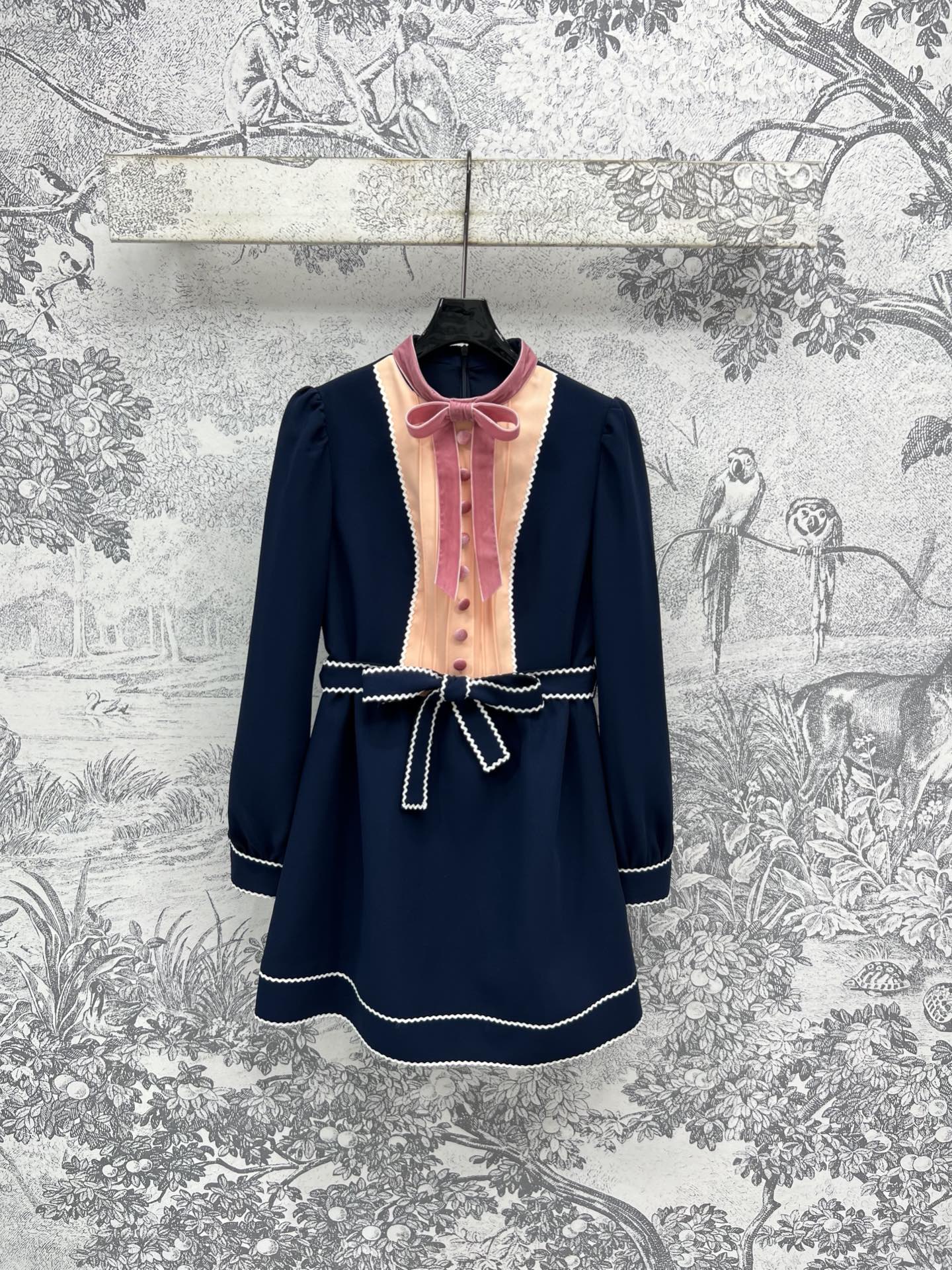 NO:436713,V Home 25 early autumn new style bow stand collar long sleeve dress contrasting color spliced ​​velvet stand collar bow decoration design cloth tie waist-hugging skirt, upper body lady and elegant slim, can be easily controlled for any age reduction. For daily commuting, one color three-code SML, skirts, alexander wang19860909V家 25早秋新款 蝴蝶结立领长袖连衣裙 撞色拼接丝绒立领蝴蝶结装饰设计 本布系带收腰裙摆 上身淑女又优雅显瘦 任何减龄都可以轻松驾驭 对于日常通勤都Ok 一色三码 SML,,skirts,alexander wang,Women's clothing