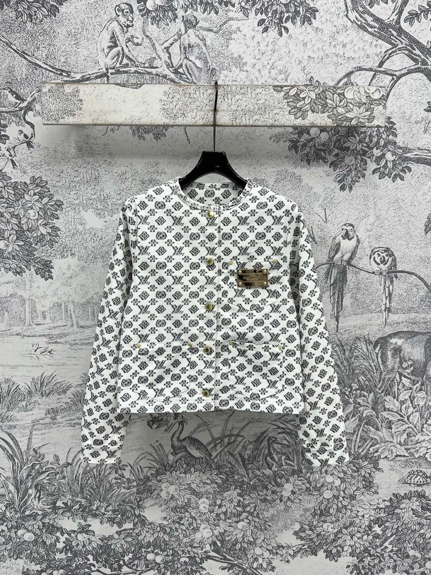 NO:436721,O290L Home 25 summer new style black and white presbyterian jacquard denim series round-neck jacket + lapel short-sleeved dress + short skirt + wide-leg trousers Customized hardware Custom jacquard denim fabric High-quality full-print black and white Monogram jacquard classic and durable low-key and fashionable series matching upper body retro and fashionable age-reducing Super pull body proportions slimming and tangible tangible One color three codes SML,,louis vuitton, skirts, jackets & coats, jackets & coats, T-shirt, alexander wang19860909O290L家 25夏季新款 黑白老花提花牛仔系列 圆领夹克外套+翻领短袖连衣裙 +短裙+阔腿长裤 开模定制五金 定制提花牛仔面料 质感高级 满印黑白Monogram提花经典耐看 低调又时髦 一系列搭配上身复古又时髦减龄 超拉身材比例 显瘦遮肉又有形 一色三码 SML,,louis vuitton,skirts,jackets & coats,jackets & coats,T-shirt,alexander wang,Women's clothing