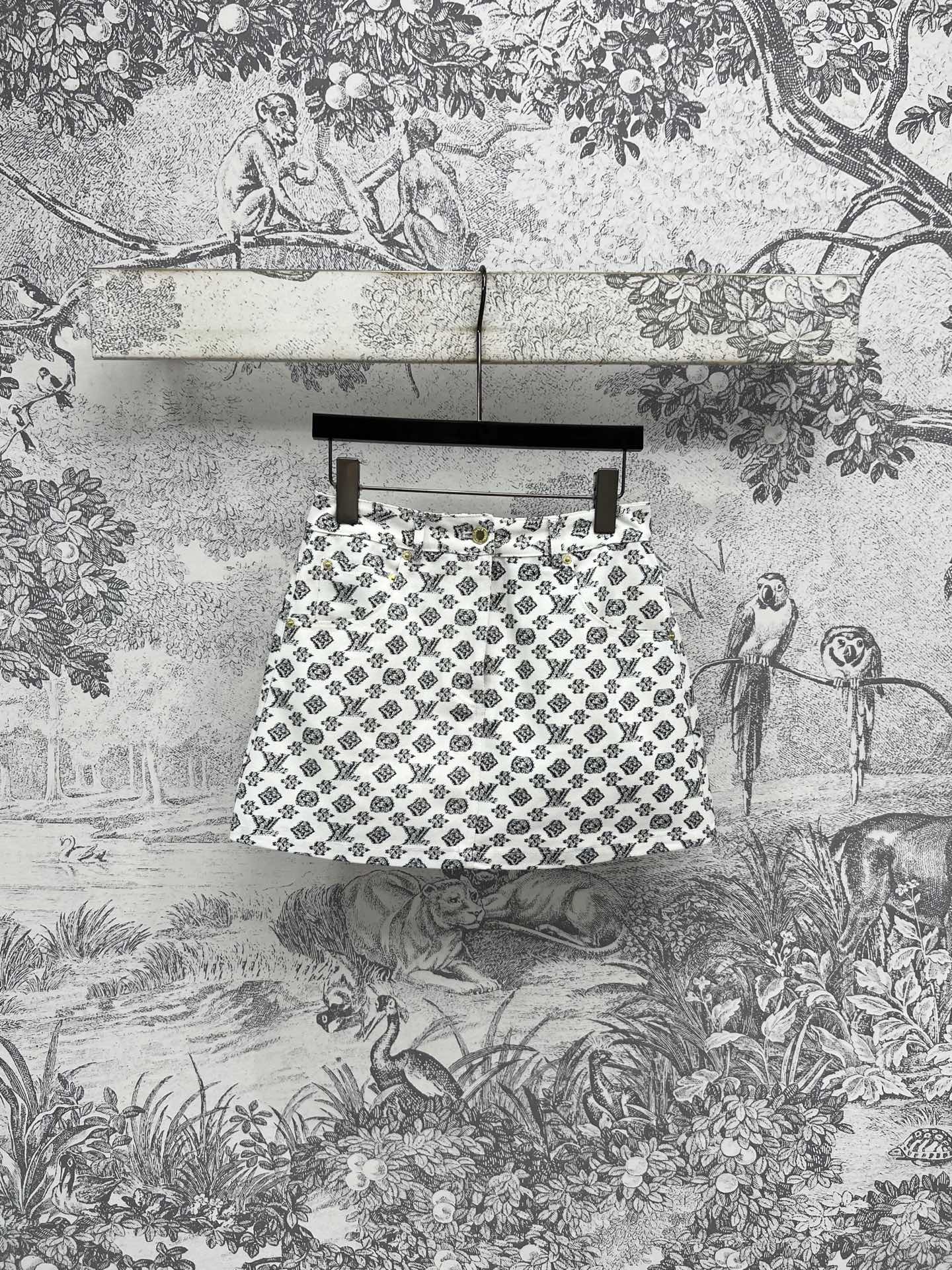 NO:436717,L Home 25 summer new style black and white presbyterian jacquard denim series round-neck jacket + lapel short-sleeved dress + short skirt + wide-leg trousers Customized hardware Customized jacquard denim fabric High-quality full-print black and white Monogram jacquard classic and durable low-key and fashionable series matching upper body retro and fashionable age-reducing Super pull body proportions slimming and tangible tangible One color three codes SML,,louis vuitton, skirts, jackets & coats, jackets & coats, T-shirt, alexander wang19860909L家 25夏季新款 黑白老花提花牛仔系列 圆领夹克外套+翻领短袖连衣裙 +短裙+阔腿长裤 开模定制五金 定制提花牛仔面料 质感高级 满印黑白Monogram提花经典耐看 低调又时髦 一系列搭配上身复古又时髦减龄 超拉身材比例 显瘦遮肉又有形 一色三码 SML,,louis vuitton,skirts,jackets & coats,jackets & coats,T-shirt,alexander wang,Women's clothing