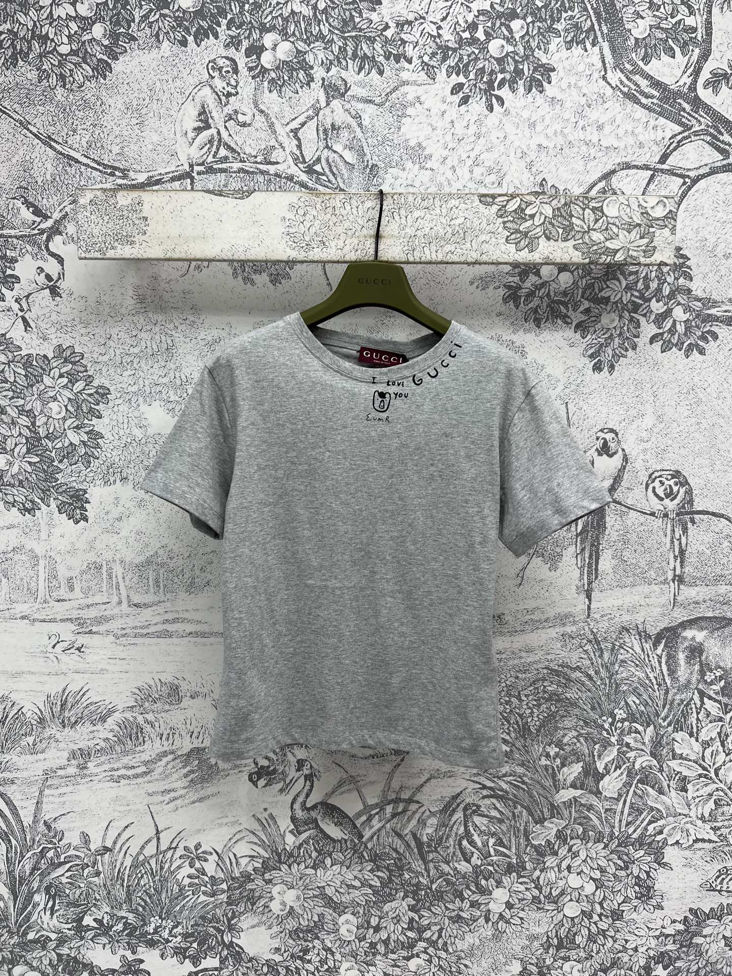 NO:437202,G Home 25 summer new round neck logo printed short-sleeved T-shirt classic round neck style, upper body looks slim and age-reducing neckline logo embellishment, especially eye-catching, youthful and energetic summer, the sun is the focus, classic T-shirt style, very good match, any skirt and pants are fashionable and beautiful and age-reducing, one color three sizes SML, gucci, skirts, T-shirt, tees, t-shirt, alexander wang19860909G家 25夏季新款 圆领logo印花短袖T恤 经典的圆领版型 上身显瘦又减龄 领口logo印花点缀 特别吸睛亮眼 夏日青春又活力 阳光下简直是焦点 经典的T恤版型 很好搭配 随便搭个裙子裤子都时髦好看又减龄 一色三码 SML,,gucci,skirts,T-shirt,tees，t-shirt,alexander wang,Women's clothing