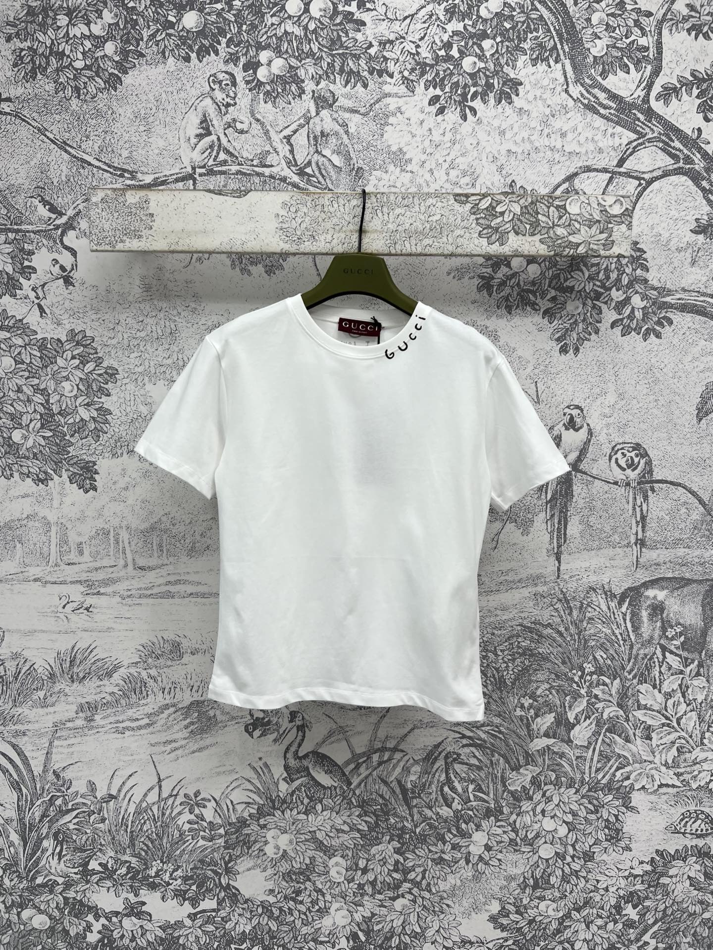 NO:437214,G Home 25 summer new round neck logo printed short-sleeved T-shirt classic round neck style, upper body looks slim and age-reducing neckline logo embellishment, especially eye-catching, youthful and energetic summer, the sun is the focus, classic T-shirt style, very good match, any skirt and pants are fashionable and beautiful and age-reducing, one color three sizes SML, gucci, skirts, T-shirt, tees, t-shirt, alexander wang19860909G家 25夏季新款 圆领logo印花短袖T恤 经典的圆领版型 上身显瘦又减龄 领口logo印花点缀 特别吸睛亮眼 夏日青春又活力 阳光下简直是焦点 经典的T恤版型 很好搭配 随便搭个裙子裤子都时髦好看又减龄 一色三码 SML,,gucci,skirts,T-shirt,tees，t-shirt,alexander wang,Women's clothing