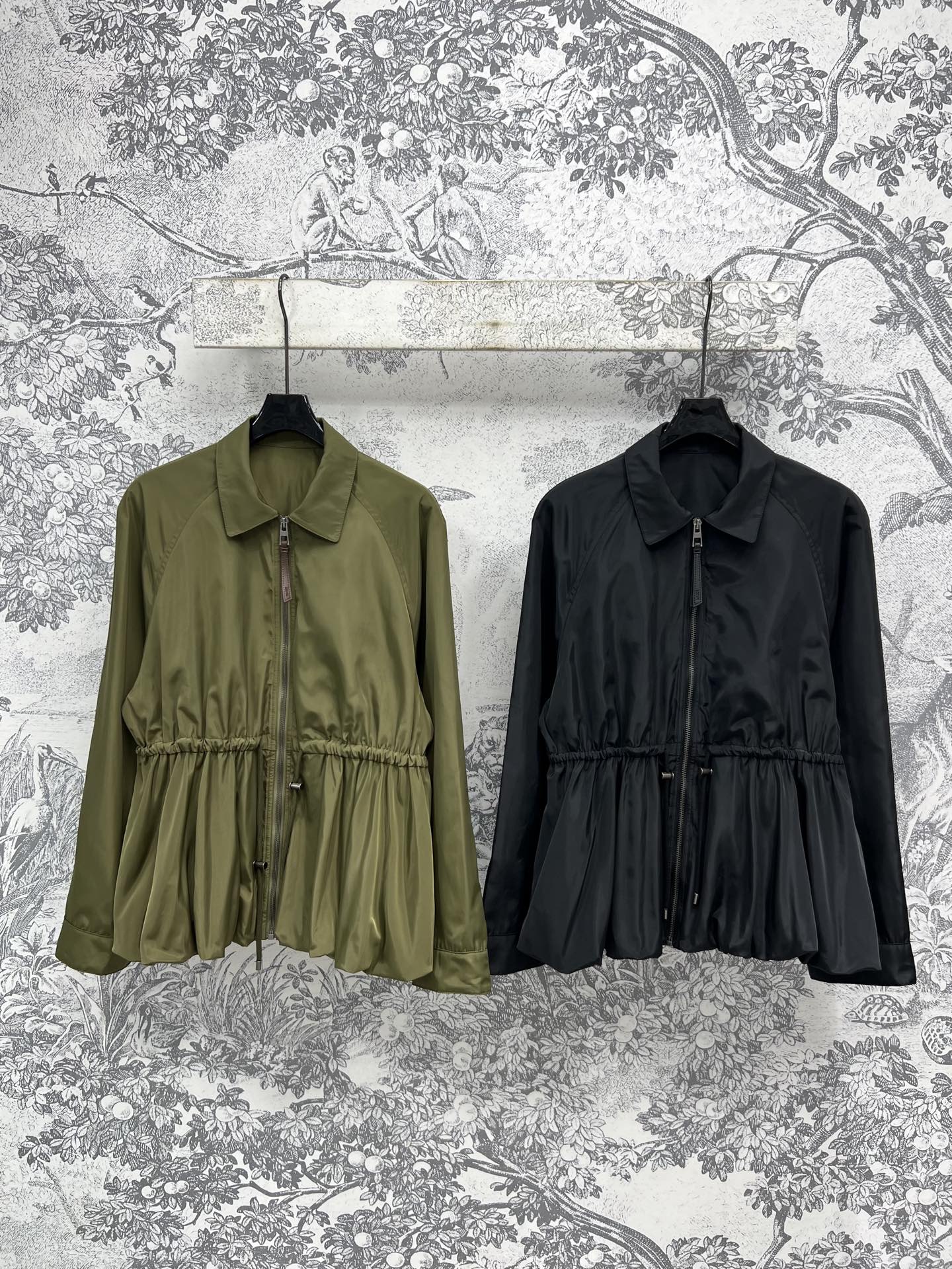 NO:437247,LW Home 25 summer new model lapel drawstring waist jacket The solid color upper body is simply amazing. It looks white and slim and cool. The waist drawstring waist design is trendy and cool and practical. Hooded silhouette cut loose and comfortable and not picky. The cuffs are elastic. The must-have fashionable items for sports and leisure. Size/S-M-L two colors and three,, jackets & coats,hats,alexander wang19860909LW家 25夏季新款 翻领抽绳收腰外套 纯色上身简直太绝了 显白显瘦又酷帅 腰间抽绳收腰设计 潮酷又实穿 连帽廓形剪裁 宽松舒适不挑人 袖口松紧设计 运动休闲必备时髦单品 Size/S-M-L两色三,,jackets & coats,hats,alexander wang,Women's clothing