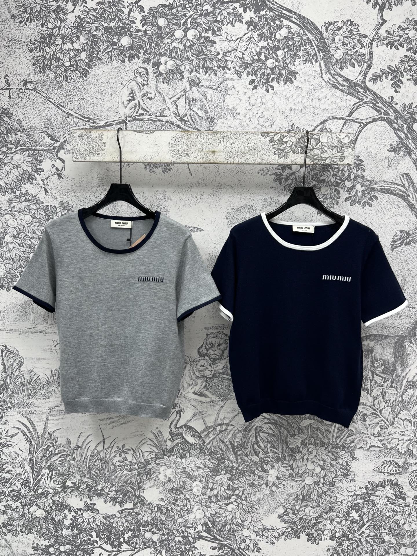 NO:437226,Miu 25 summer new style, contrasting coloured edge knitted short sleeves, brand classic embroidery logo embellishment, highlighting the brand's charm, short slim knitted top, the upper body shows gentle temperament, basic simple style, simple and versatile, the upper body looks very slim, and it is easy to match with a skirt to grasp the college style outfit. Wool yarn fabric creates a soft, comfortable and unscrupulous temperament item. The workmanship quality is very good. Two colors and three codes Size/S-M-L,,miumiu, skirts, T-shirt, alexander wang19860909Miu 25夏季新款 撞色包边针织短袖 品牌经典刺绣logo点缀 彰显品牌魅力 短款修身针织上衣 上身巨显温柔气质 基础简约款 简约又百搭 上身非常显瘦 搭配个半裙轻松拿捏学院风穿搭 羊毛纱线面料打造软糯舒适不挑人的气质单品 做工品质都很赞 两色三码Size/S-M-L,,miumiu,skirts,T-shirt,alexander wang,Women's clothing