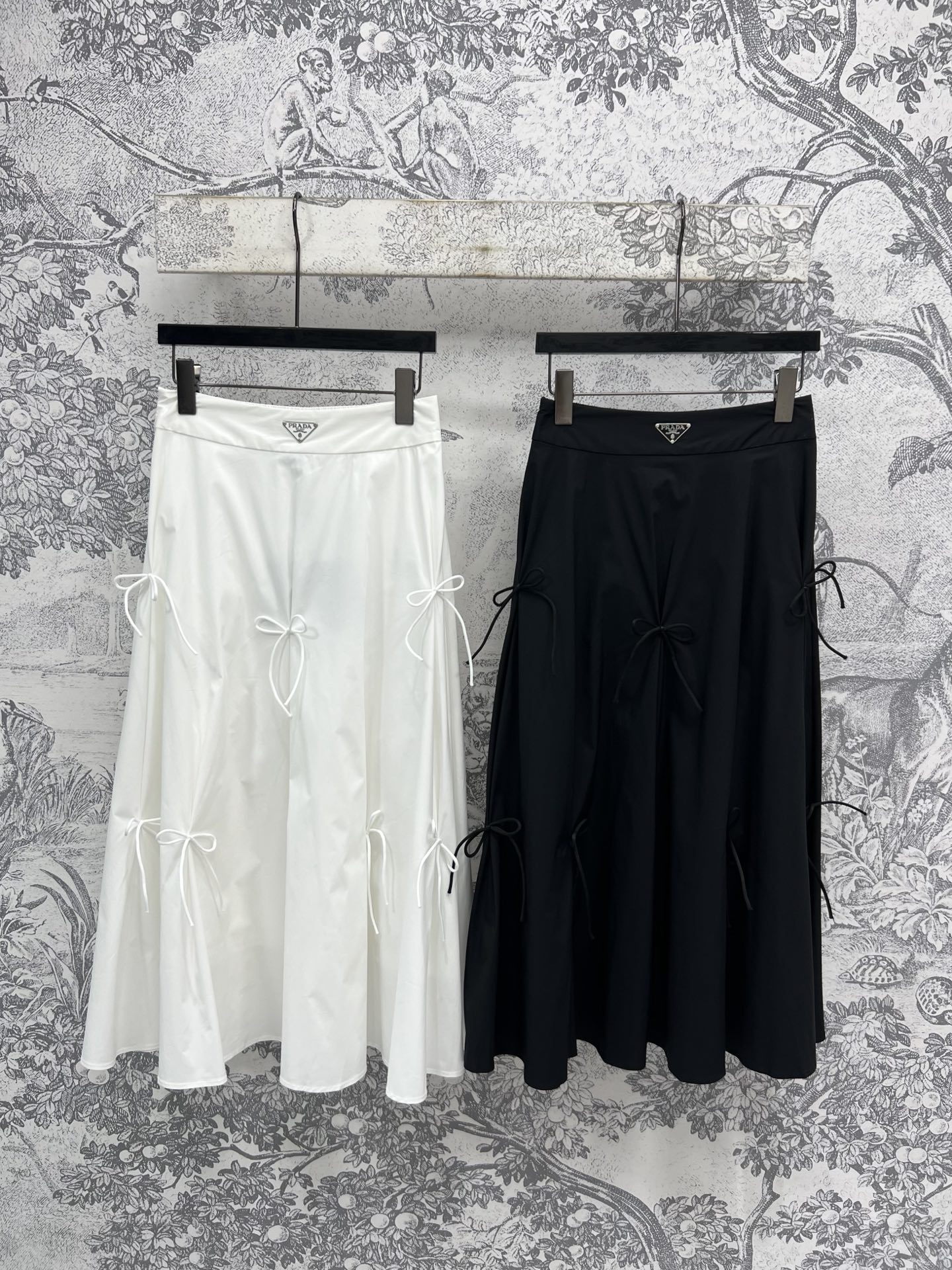 NO:437236,PD Home 25 summer new style bow decorative skirt classic triangle decoration fashionable and fashionable high-waisted style just the right skirt length The fabric is light and textured, elegant and casual, it will not be stuffy in summer The skirt pleated design bow embellishment super temperament, casual and loose upper body is super comfortable and age-reducing. It is simply amazing to wear on summer vacations. SML,,dior, skirts,alexander wang19860909PD家 25夏季新款 蝴蝶结装饰半身裙 经典三角标装饰 时髦又洋气 高腰版型 恰到好处的裙长 面料轻薄有质感 飘逸随性 夏季也不会闷热 裙身压褶设计蝴蝶结点缀 超显气质 休闲宽松 上身超舒适减龄 夏日度假穿它简直绝了两色三码 SML,,dior,skirts,alexander wang,Women's clothing