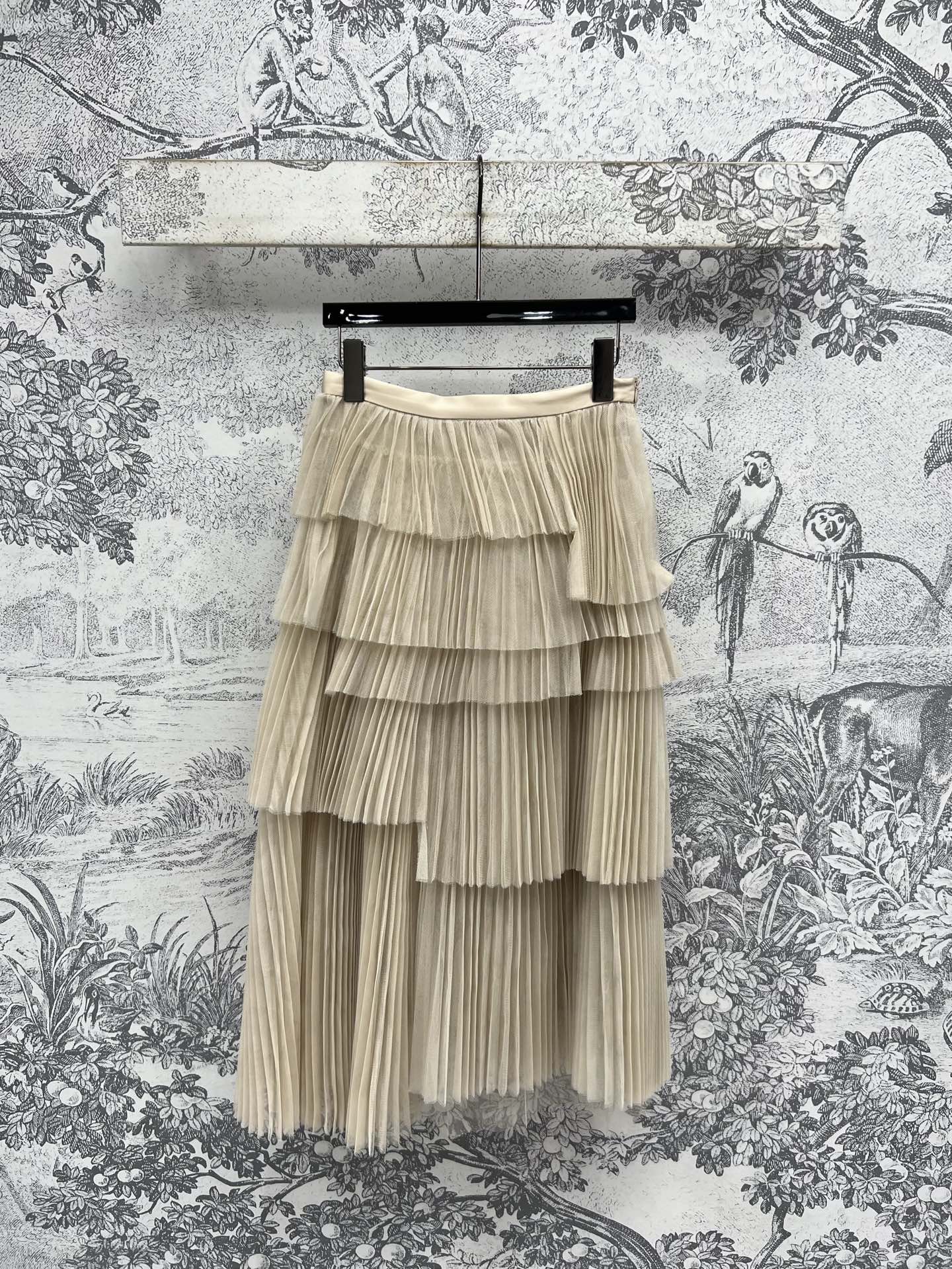 NO:438142,New summer style irregular mesh cake skirt. Elegance and simplicity are the ultimate. The exquisite feeling is full. High waist double-layer mesh irregular skirt creates fashionable and high-end temperament items. The upper body is a fashionable girlish temperament that reduces age. A must-have item for fairies. Two colors and three codes. Size/S-M-L,, skirts, alexander wang19860909夏季新款 不规则网纱蛋糕裙 高雅及简约都做到极致 精致感拉满 高腰双层网纱不规则裙摆 打造时髦高级的气质单品 上身就是减龄时髦的少女气质 仙女必备单品 两色三码 Size/S-M-L,,skirts,alexander wang,Women's clothing