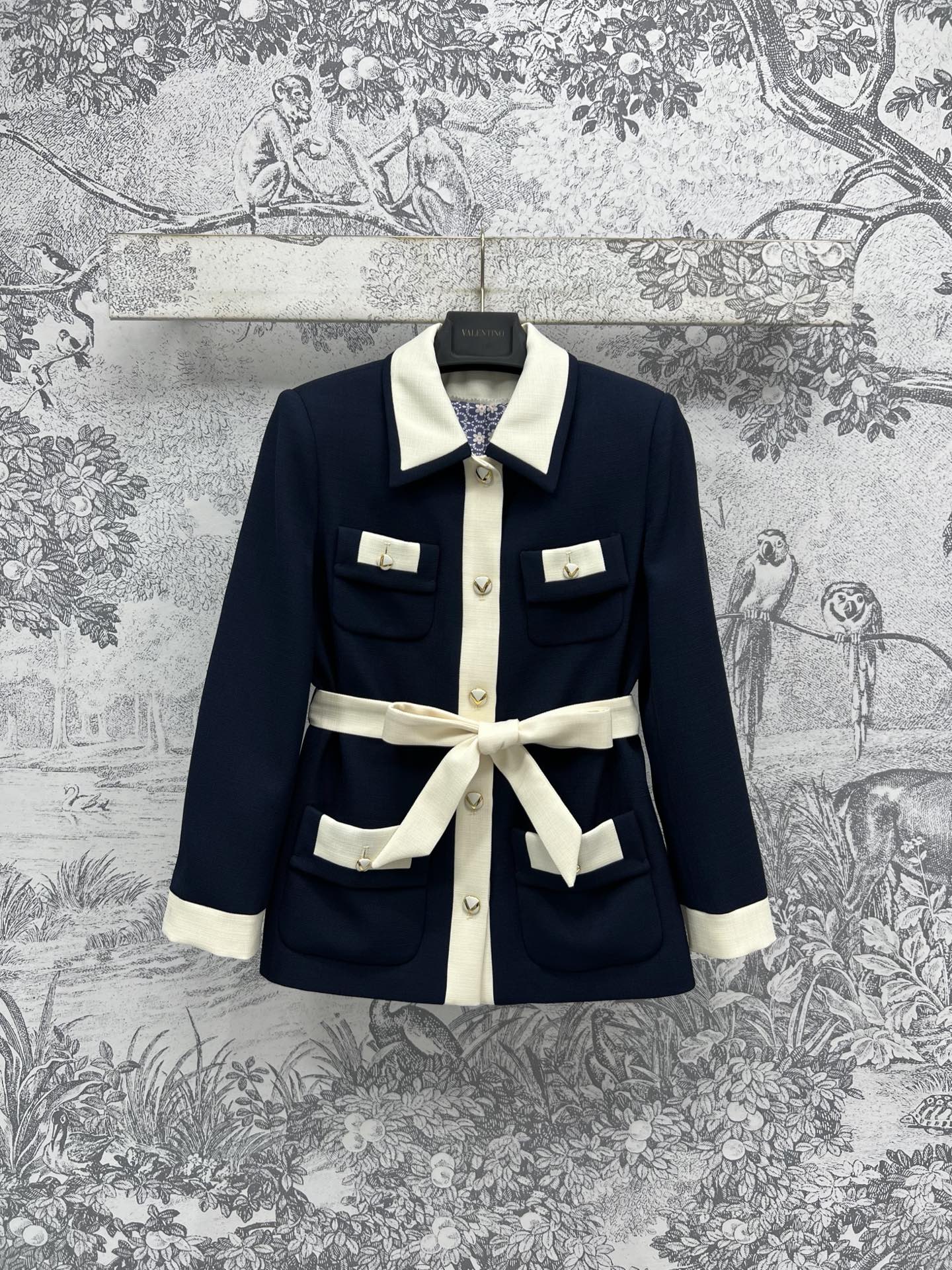 NO:438220,V Home 25 autumn and winter new color-blocked trouser lapel jacket French elegant style with a simple and elegant atmosphere Small lapel is exquisite and stylish Dark blue spliced ​​white edging design Equipped with a white cloth belt waist and waist to easily lengthen the body proportions Free and fashionable upper body, customized gold V-letter buckle embellishment, especially eye-catching, elegant upper body temperament, and excellent workmanship details Size/S-M-L,,jackets & coats,alexander wang19860909V家 25秋冬新款 拼色束腰翻领外套 法式优雅的风格 自带素雅气息 小翻领精致有型 深蓝色拼接白色包边设计 配有白色本布腰带收腰轻松拉长身材比例 上身洒脱时髦 定制金色V字母扣饰点缀 特别亮眼 上身气质又优雅 做工细节都很赞 Size/S-M-L,,jackets & coats,alexander wang,Women's clothing