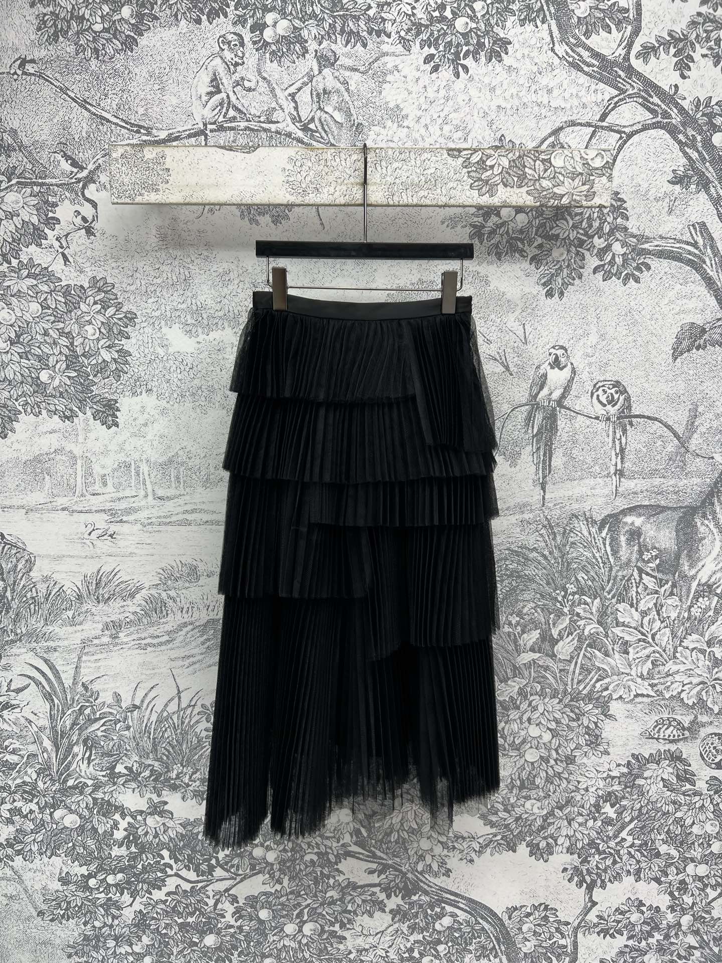 NO:438153,New summer style irregular mesh cake skirt. Elegance and simplicity are the ultimate. The exquisite feeling is full. High waist double-layer mesh irregular skirt creates fashionable and high-end temperament items. The upper body is a fashionable girlish temperament that reduces age. A must-have item for fairies. Two colors and three codes. Size/S-M-L,, skirts, alexander wang19860909夏季新款 不规则网纱蛋糕裙 高雅及简约都做到极致 精致感拉满 高腰双层网纱不规则裙摆 打造时髦高级的气质单品 上身就是减龄时髦的少女气质 仙女必备单品 两色三码 Size/S-M-L,,skirts,alexander wang,Women's clothing