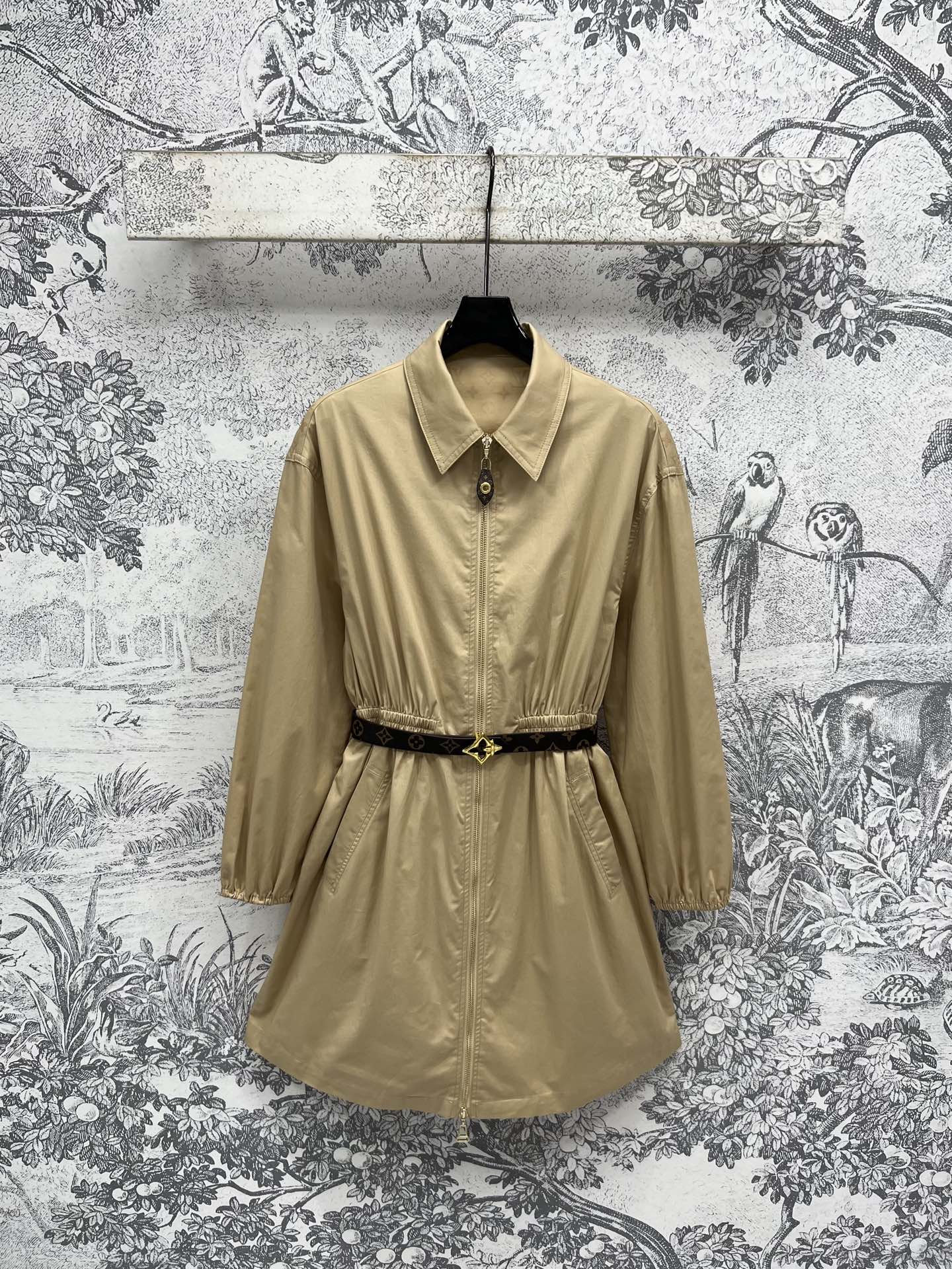 NO:438217,L Home 25 summer new khaki lapel long-sleeved dress The elastic cuffs really cover the arms with fleshy cuffs. Temperament lapel zipper elastic waist tightening waist. The upper body shows the temperament. The high waistline easily raises the leg proportions. It is equipped with presbyopia leather belt waist embellishment. The back is spliced ​​with presbyopia fabric. Low-key and fashionable. Super age-reducing lady. It can be controlled in daily commuting. Size/S-M-L,,louis vuitton, skirts,alexander wang19860909L家 25夏季新款 卡其色翻领长袖连衣裙 袖口松紧设计真的超级遮手臂肉肉 气质翻领拉链松紧腰收腰 上身巨显气质 高腰线轻松抬高腿部比例 配有老花皮革腰带收腰点缀 后背拼接老花面料 低调时髦 超级减龄淑女 日常通勤都驾驭得住 Size/S-M-L,,louis vuitton,skirts,alexander wang,Women's clothing