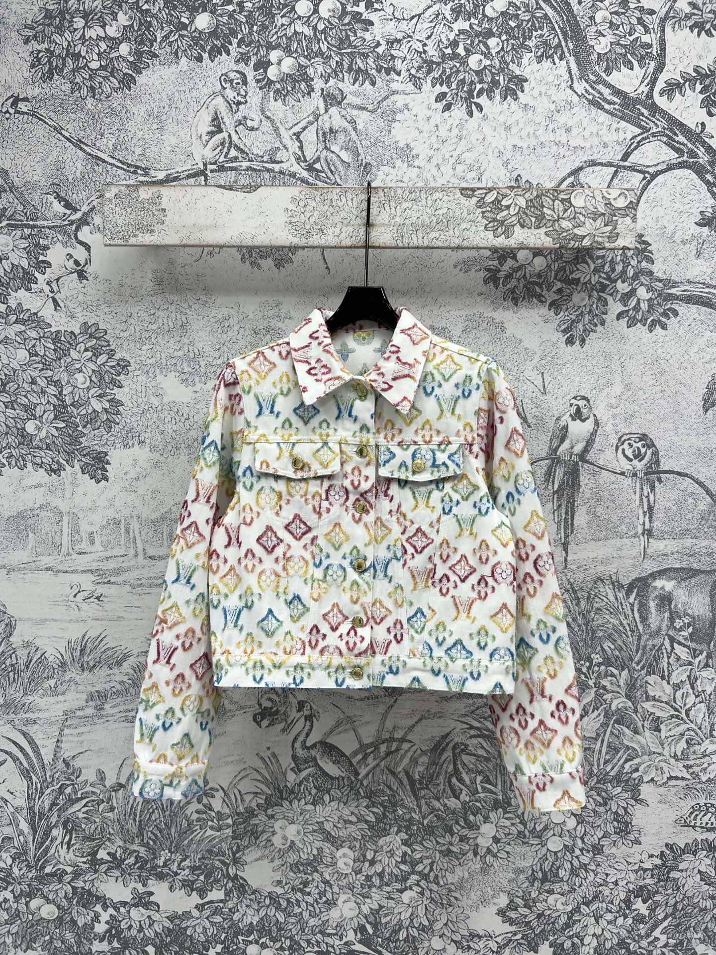 NO:438165,L Home 25 summer new style, colorful flocked old-fashioned denim series, lapel jacket jacket + vest one-piece skirt + breasted short skirt + straight trousers, the upper body is super elegant and white, a degree of whiteness, a series of matching the upper body is casual and casual, full age-reducing atmosphere is coming, full of colorful flocking prints, customized logo hardware buckle decoration, high-quality online, workmanship quality is OK Size/S-M-L,,louis vuitton, skirts, jackets & coats, jackets & coats, alexander wang19860909L家 25夏季新款 彩色植绒老花牛仔系列 翻领夹克外套+背心连体裙+排扣短裙+直筒长裤 上身超显气质又显白 秒白一个度 一系列搭配上身随性又休闲 满满的减龄气息扑面而来 满印彩色植绒印花 定制logo五金扣饰装饰 高级质感在线 做工品质都OK Size/S-M-L一色三,,louis vuitton,skirts,jackets & coats,jackets & coats,alexander wang,Women's clothing