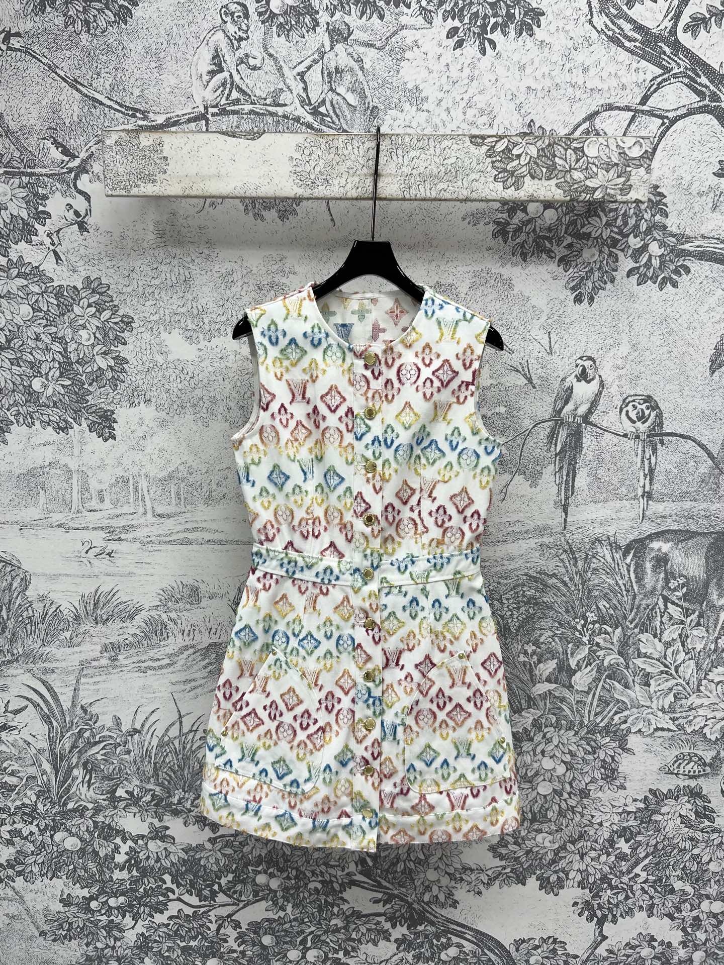 NO:438187,L Home 25 summer new style, colorful flocked old-fashioned denim series, lapel jacket jacket + vest one-piece skirt + breasted short skirt + straight trousers, the upper body is super elegant and white, a degree of whiteness, a series of matching the upper body is casual and casual, full age-reducing atmosphere is coming, full of colorful flocking prints, customized logo hardware buckle decoration, high-quality online, workmanship quality is OK Size/S-M-L, three-code,,louis vuitton, skirts, jackets & coats, jackets & coats, alexander wang19860909L家 25夏季新款 彩色植绒老花牛仔系列 翻领夹克外套+背心连体裙+排扣短裙+直筒长裤 上身超显气质又显白 秒白一个度 一系列搭配上身随性又休闲 满满的减龄气息扑面而来 满印彩色植绒印花 定制logo五金扣饰装饰 高级质感在线 做工品质都OK Size/S-M-L一色三码,,louis vuitton,skirts,jackets & coats,jackets & coats,alexander wang,Women's clothing