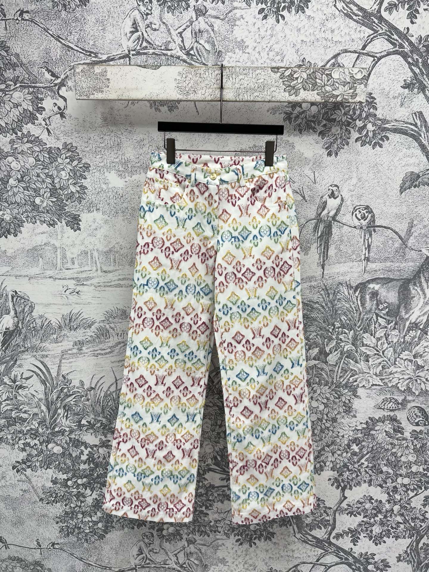 NO:438177,L Home 25 summer new style, colorful flocked old-fashioned denim series, lapel jacket jacket + vest one-piece skirt + breasted short skirt + straight trousers, the upper body is super elegant and white, a degree of whiteness, a series of matching the upper body is casual and casual, full age-reducing atmosphere is coming, full of colorful flocking prints, customized logo hardware buckle decoration, high-quality online, workmanship quality is OK Size/S-M-L,,louis vuitton, skirts, jackets & coats, jackets & coats, alexander wang19860909L家 25夏季新款 彩色植绒老花牛仔系列 翻领夹克外套+背心连体裙+排扣短裙+直筒长裤 上身超显气质又显白 秒白一个度 一系列搭配上身随性又休闲 满满的减龄气息扑面而来 满印彩色植绒印花 定制logo五金扣饰装饰 高级质感在线 做工品质都OK Size/S-M-L一色三,,louis vuitton,skirts,jackets & coats,jackets & coats,alexander wang,Women's clothing