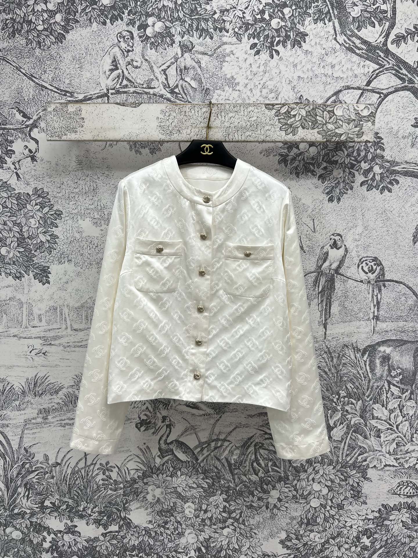 NO:438230,Xiaoxiang style 25 summer new style, dark pattern logo jacquard round neck jacket, free and easy, confident and modern, easy to wear, retro and fashionable temperament, double pocket embellishment, white and rich beauty, must-have high-end style, three-dimensional silhouette cut, easy to cover the flesh and make you look slim, any match is a celebrity style, you can also control Size/S-M-L,, jackets & coats, alexander wang19860909小香风 25夏季新款 暗纹logo提花圆领外套 洒脱自信摩登 一件轻松穿出 复古时髦气质 双口袋点缀 白富美必入高级气质款 立体廓形版型剪裁 轻松遮肉显瘦 随便搭配都是千金名媛风 重要场合也能驾驭Size/S-M-L,,jackets & coats,alexander wang,Women's clothing