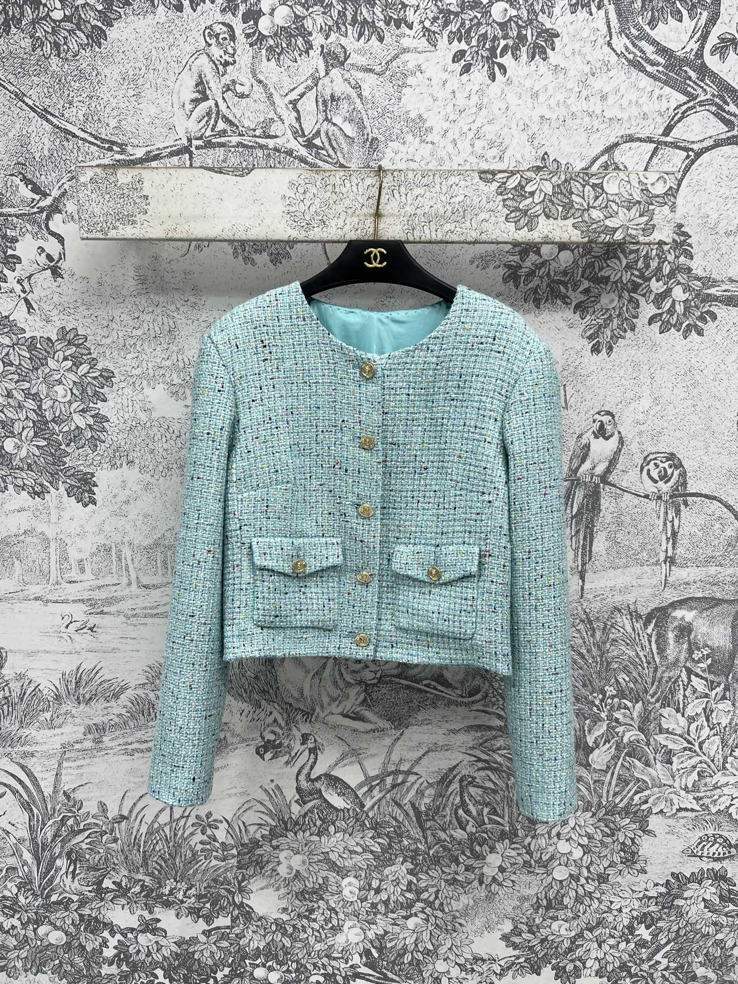 NO:438241,Small fragrance style 25 summer new style blue round neck small fragrance style jacket tweed woven edging details Fabric and workmanship quality is excellent with lining Super comfortable Customized head buckle decoration The upper body looks high-end and fashionable Full of exquisite girlish style The style is difficult to step on, and it can be easily controlled by any body shape. High-end and noble temperament One color three-code Size/S-M-L, Jackets & coats, alexander wang19860909小香风 25夏季新款 蓝色圆领小香风外套 粗花呢编织包边细节 面料和做工品质都很绝绝子 带有里衬 超级舒适 定制人头扣饰装饰 上身巨显高级时髦 满满的精致少女千金风 版型做工很难踩雷 任何身形都能轻松驾驭 高级显贵气 一色三码Size/S-M-L,,jackets & coats,alexander wang,Women's clothing