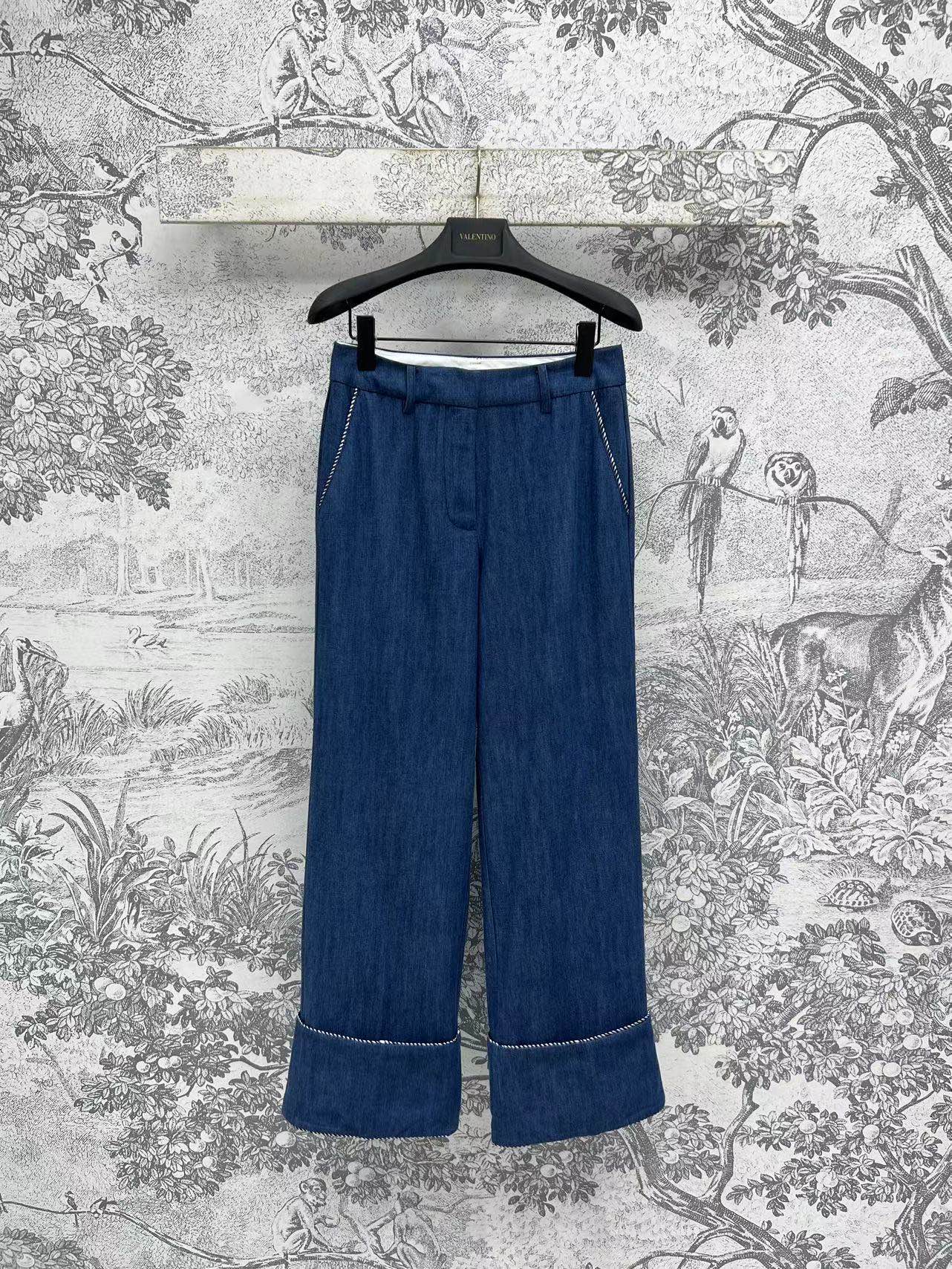 NO:438268,V Home 25 summer new style denim suit jacket + curly jeans temperament suit style design matched with the same series of denim curly jeans A series of fashionable and high-end matching top body and cool and handsome Customized V-buckle accessories decoration Imported denim fabric is three-dimensional, stylish and easy to control fashionable outfits Size/S-M-L, jeans, jackets & coats, business suit, alexander wang19860909V家 25夏季新款 牛仔西装外套+卷边牛仔裤 气质西装版型设计 搭配同系列牛仔卷边裤 一系列搭配上身时髦高级 又酷帅 定制V扣饰配件装饰 进口牛仔面料立体有型轻松拿捏时髦穿搭 Size/S-M-L,,jeans,jackets & coats,business suit,alexander wang,Women's clothing