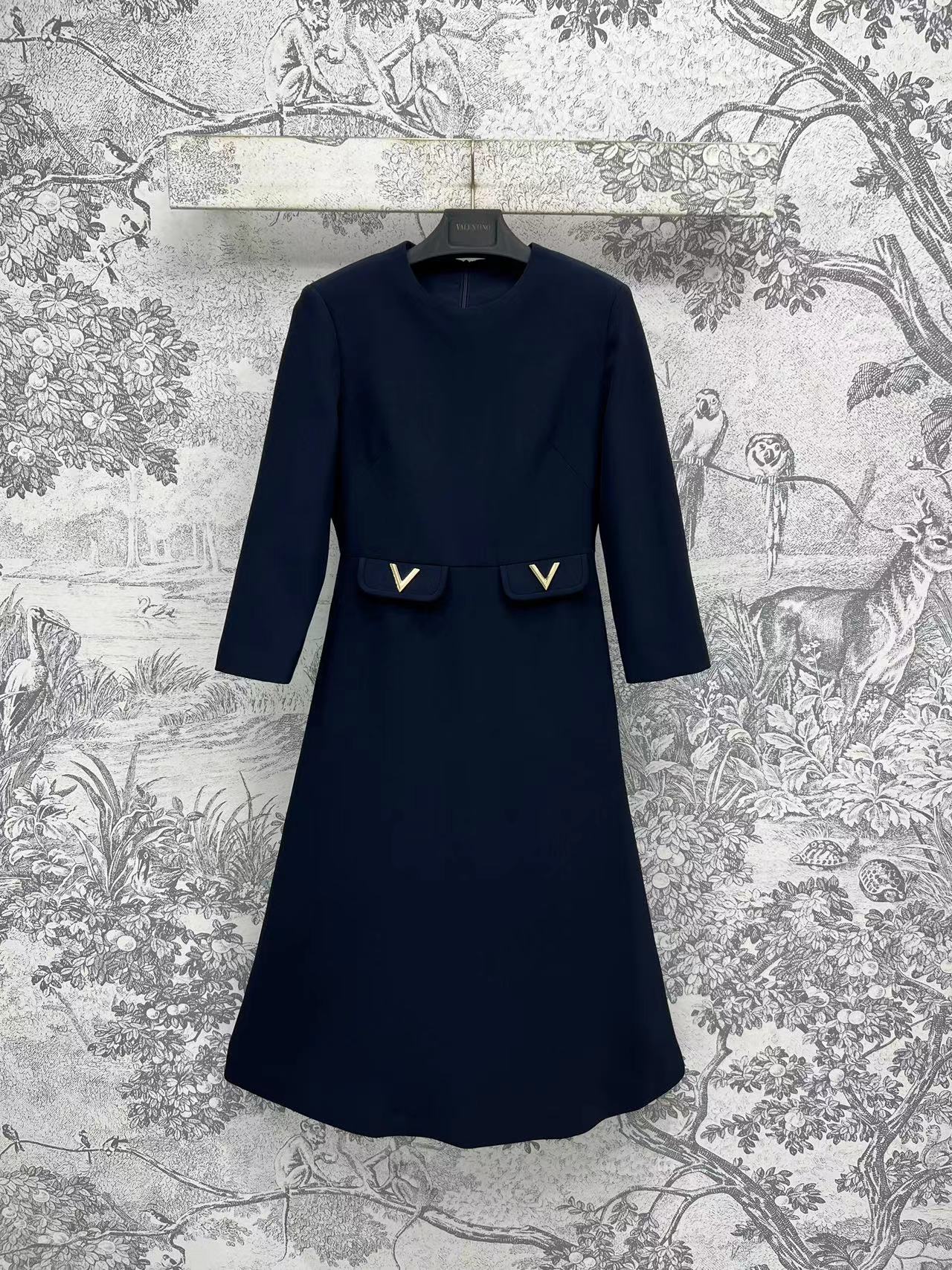 NO:438975,V Home 25 summer new V-shaped metal long dress with light-climbed elegant temperament Round neck straight style Super long skirt looks slim and not picky. Everyday commuting in summer is good. Two colors and three codes Size/S-M-L, skirts, alexander wang19860909V家 25夏季新款 V字金属长款连衣裙 轻熟风的优雅气质 圆领直筒版型 超长裙摆谁穿都很显瘦不挑人 夏日日常通勤都不错 两色三码 Size/S-M-L,,skirts,alexander wang,Women's clothing