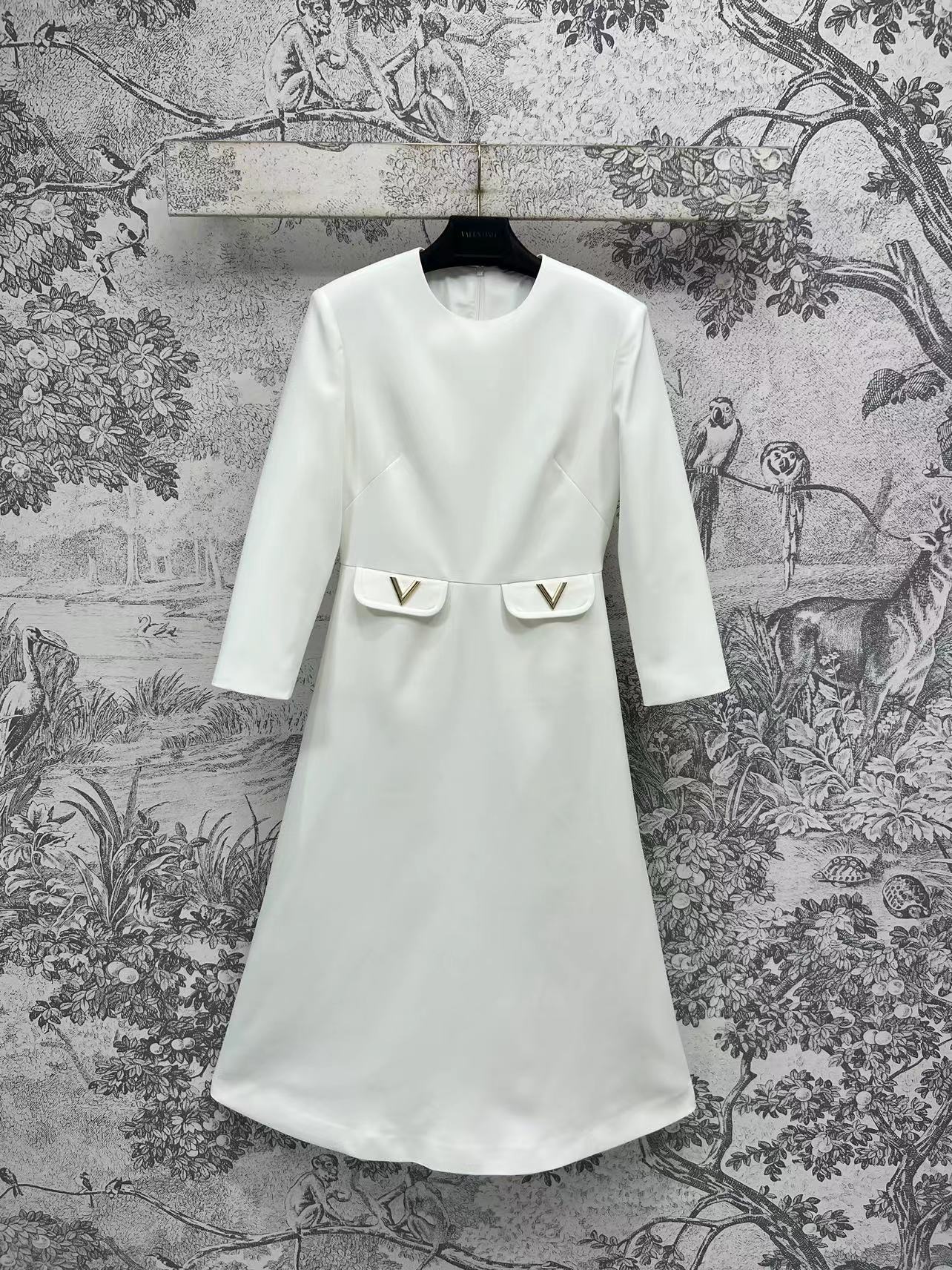 NO:439024,V Home 25 summer new V-shaped metal long dress with light-climbed elegant temperament Round neck straight style Super long skirt looks slim and not picky. Everyday commuting in summer is good. Two colors and three codes Size/S-M-L, skirts, alexander wang19860909V家 25夏季新款 V字金属长款连衣裙 轻熟风的优雅气质 圆领直筒版型 超长裙摆谁穿都很显瘦不挑人 夏日日常通勤都不错 两色三码 Size/S-M-L,,skirts,alexander wang,Women's clothing