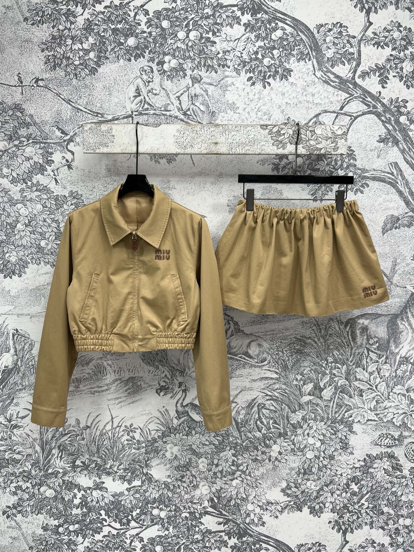 NO:439682,Miu 25 summer new model, short lapel jacket + high waist A-line mini skirt, youthful and energetic girl's sense of déjà vu Original custom fabric, a set of matching super long legs, the fabric is comfortable and skin-friendly, sweet and cool, warm, three-dimensional slim tailoring, top body slim and retro and fashionable, the details are very well-made, one color three-code Size/S-M-L,,miumiu, skirts, jackets & coats,alexander wang19860909Miu 25夏季新款 翻领短款外套+高腰A字迷你裙 青春活力少女既视感 原版定制面料 一套搭配超显大长腿 面料舒适亲肤 甜酷保暖两不误 立体的修身剪裁上身显瘦又很复古时髦 细节做工都很到位 一色三码Size/S-M-L,,miumiu,skirts,jackets & coats,alexander wang,Women's clothing