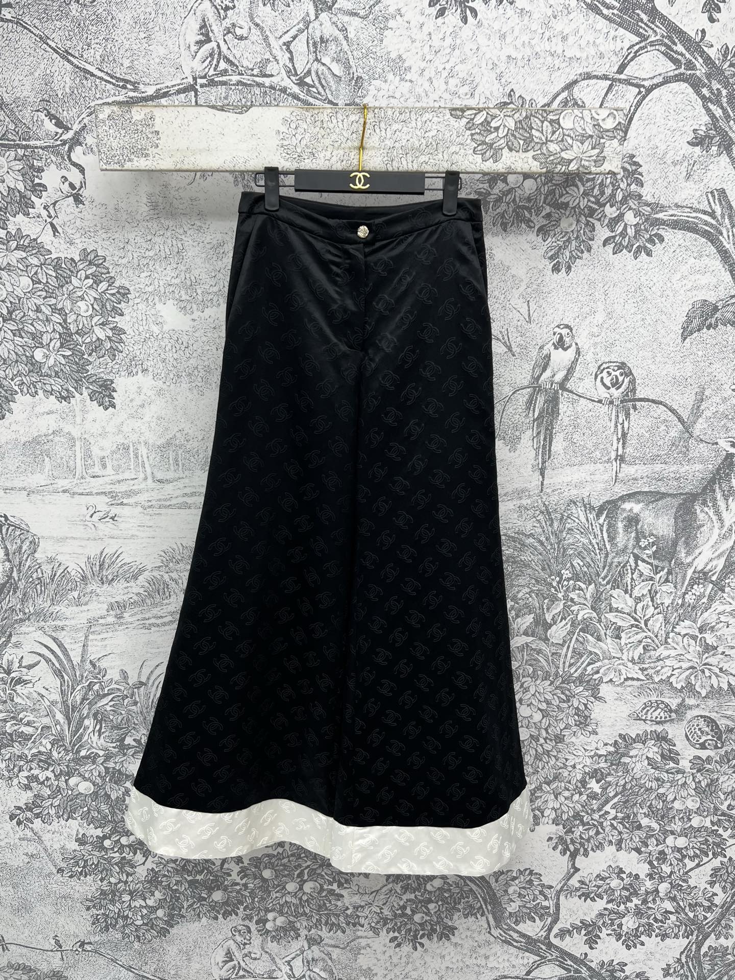 NO:439711,Xiaoxiang style 25 summer new style, dark pattern logo jacquard color-blocking wide-leg trousers, high-waisted wide-leg trousers, minimalist design full of vitality, versatile style, elegant style, customized double C jacquard fabric, white and rich and beautiful, must-have high-end style, easy to cover the flesh and make you look slimming, any match is a celebrity style, you can also control Size/S-M-L,,alexander wang19860909小香风 25夏季新款 暗纹logo提花拼色阔腿长裤 高腰版型阔腿裤 极简设计活力感爆棚 百搭版型 气质优雅风 定制双C提花面料 白富美必入高级气质款 轻松遮肉显瘦 随便搭配都是千金名媛风 重要场合也能驾驭Size/S-M-L,,alexander wang,Women's clothing