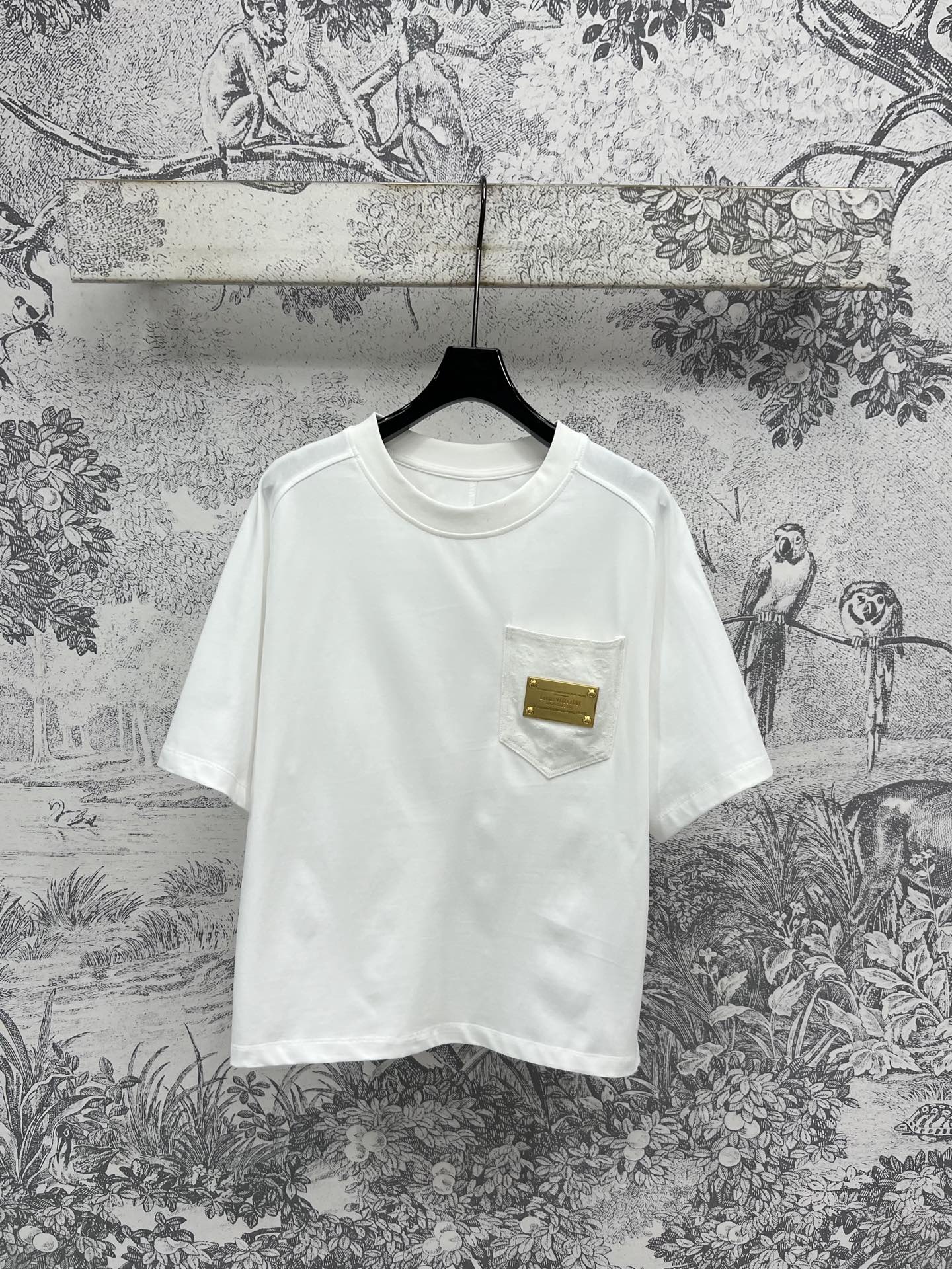NO:440581,L Home 25 summer new model metal logo brand short-sleeved T-shirt classic loose style versatile and not picky. Metal logo brand pocket decoration on chest. Small details on the slits on both sides of the clothes. Metal chain decoration is very cool. It is good for daily vacations. One color three-code SML,,louis vuitton, T-shirt,tees, t-shirt,alexander wang19860909L家 25夏季新款 金属logo牌短袖T恤 经典宽松版型百搭不挑人 胸前金属logo牌口袋装饰 衣摆两侧开叉小细节 金属链条装饰酷炫十足 日常出街度假都不错 一色三码SML,,louis vuitton,T-shirt,tees，t-shirt,alexander wang,Women's clothing