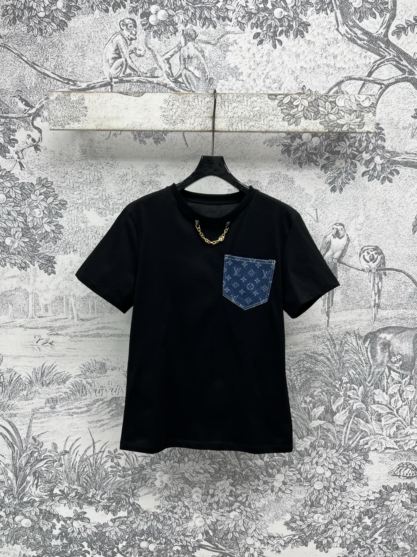 NO:440596,L Home 25 summer new style, old-fashioned denim pocket short-sleeved T-shirt, simple design, versatile and not picky, chest splicing, old-fashioned denim pocket decoration, metal chain decoration is very cool, daily vacation is good, one color and three codes SML,,louis vuitton, T-shirt,tees, t-shirt,alexander wang19860909L家 25夏季新款 老花牛仔口袋短袖T恤 简约的设计百搭不挑人 胸口拼接老花牛仔口袋装饰 金属链条装饰酷炫十足 日常出街度假都不错 一色三码 SML,,louis vuitton,T-shirt,tees，t-shirt,alexander wang,Women's clothing