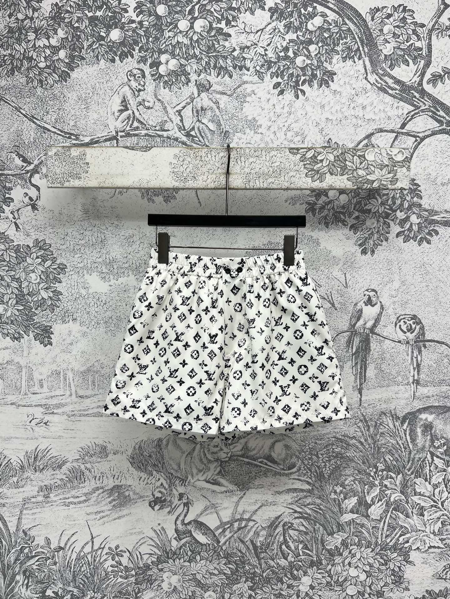 NO:439725,L family 25 summer new style, classic presbyterian high-waist shorts, fashionable high-street street-explosive artifact, high-waist casual shorts, long upper body, versatile and fashionable style, original custom-made classic coin presbyterian printed fabric, workmanship quality depends on details, two colors and three codes, SML,,louis vuitton, shorts, alexander wang19860909L家 25夏季新款 经典老花高腰短裤 高街时髦炸街神器 高腰休闲短裤 上身显腿长啦 版型不挑人百搭又时髦 原版定制经典钱币老花印花面料 做工品质看细节 两色三码 SML,,louis vuitton,shorts,alexander wang,Women's clothing