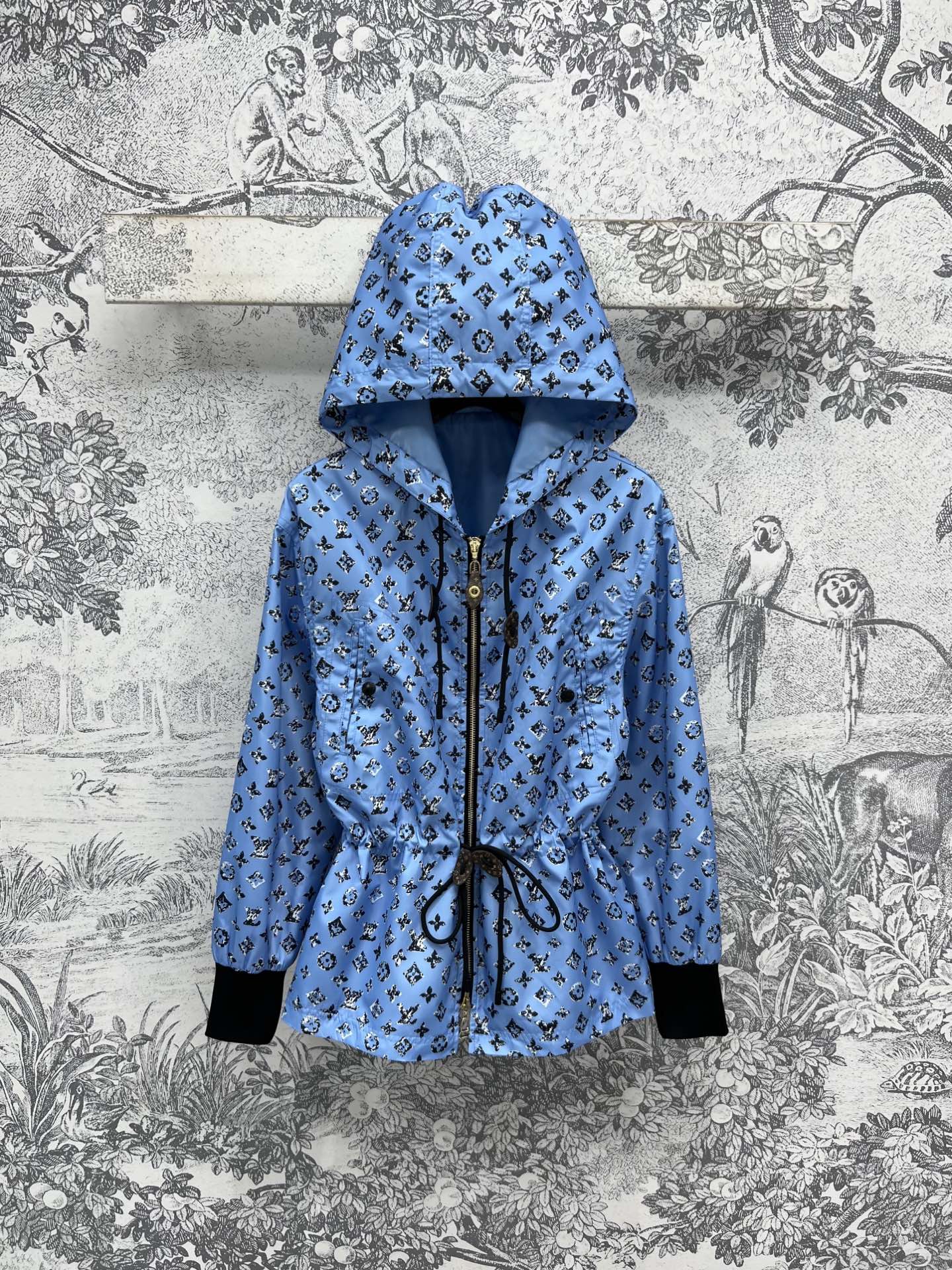 NO:439741,L Home 25 summer new style, old-fashioned printed hooded waist coat, classic hooded design is versatile and not picky, drawstring waist embellishment, perfectly divided body proportions, slim and tall, capable and stylish, full of youthful vitality, full of printed classic brand coin alphabet pattern, simply fresh and age-reducing and fashionable, super temperament, daily casual recommendation, one color three-code Size/S-M-L,, louis vuitton, jackets & coats,hats,alexander wang19860909L家 25夏季新款 老花印花连帽收腰外套 经典的连帽设计百搭不挑人 抽绳收腰点缀 完美分割身材比例 显瘦显高 干练有型 满满的青春活力气息 满印的经典品牌钱币字母图案 简直绝了清新减龄又时髦 超级显气质 日常休闲推荐 一色三码Size/S-M-L,,louis vuitton,jackets & coats,hats,alexander wang,Women's clothing