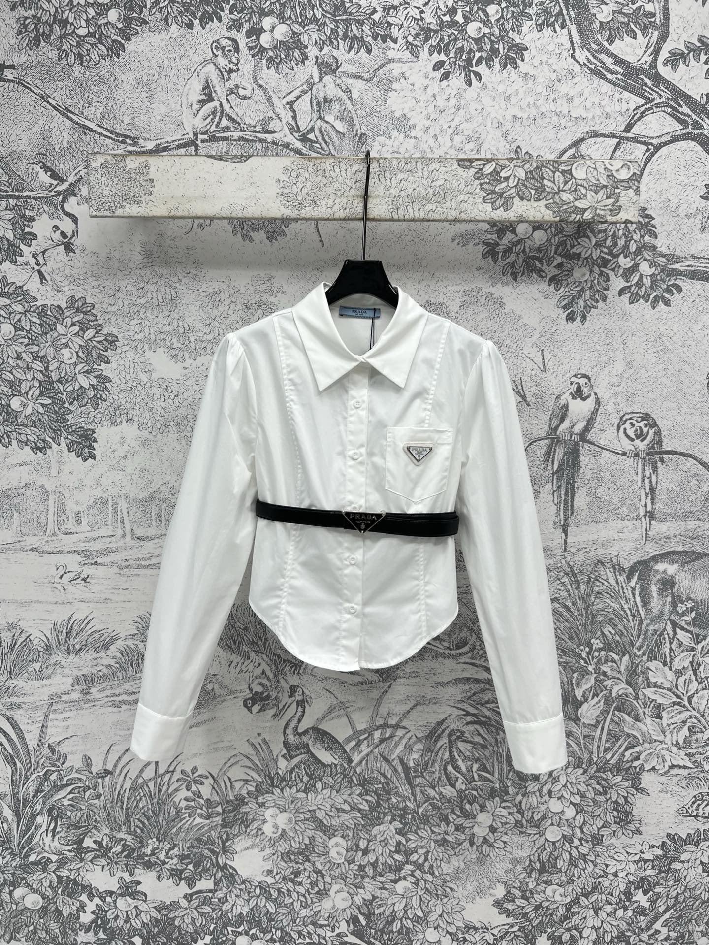 NO:440609,PD Home 25 summer new style, lapel belt short shirt, short slim fit, arc hem design, casual and generous upper body, pure white color is very versatile, for daily single-wearing and stacking, delivery logo triangle belt waist-hugging, easy to wear to create a cool, handsome and age-reducing girlish feeling, one color three-code Size/S-M-L,,dior,shirts,alexander wang19860909PD家 25夏季新款 翻领腰带短款衬衫 短款修身版型 圆弧下摆设计 上身随性又大方 纯白颜色非常百搭 对于日常单穿叠搭都不错 配送logo三角标腰带收腰 轻松穿出酷帅减龄的少女感 一色三码Size/S-M-L,,dior,shirts,alexander wang,Women's clothing