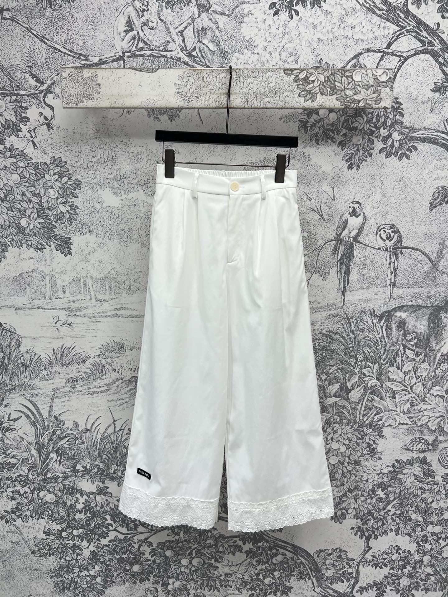 NO:440568,Miu 25 summer new style, high-waist lace wide-leg pants, straight-leg casual style, casual and comfortable upper body, versatile and not picky, excellent leg shape, lace lace splicing of trousers, casual and age-reducing, daily leisure recommendation, one color three-code Size/S-M-L,,miumiu,alexander wang19860909Miu 25夏季新款 高腰蕾丝花边阔腿裤 直筒休闲版型上身随性自在 百搭不挑人 修饰腿型绝绝子 裤脚蕾丝花边拼接 随性休闲又减龄 日常出街休闲推荐 一色三码Size/S-M-L,,miumiu,alexander wang,Women's clothing