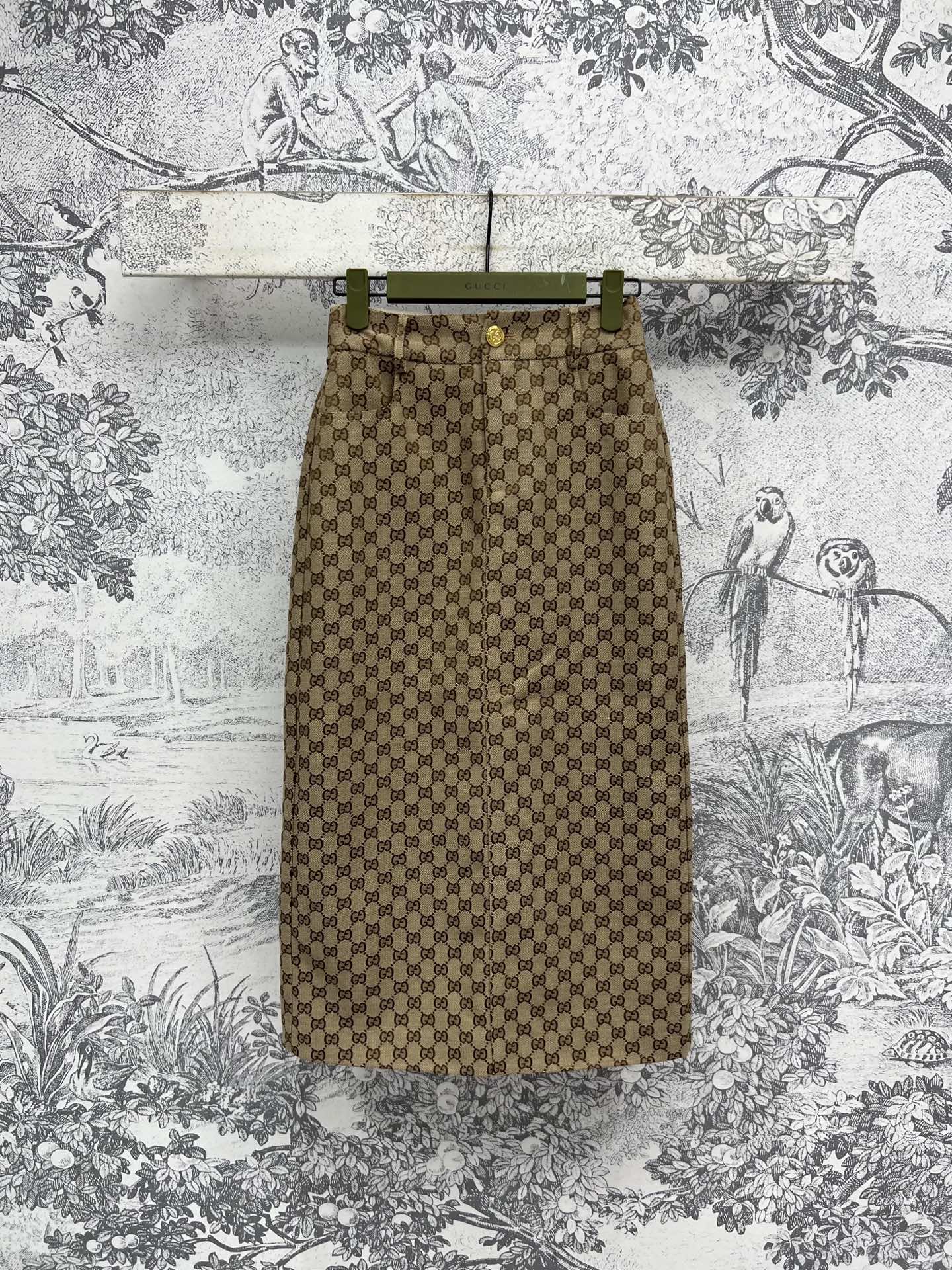 NO:440622,G Home 25 summer new style, double G letter jacquard skirt, high waist straight skirt, great style, customized GG jacquard fabric, top body makes it look slim and tall, super long legs, and the temperament is simply amazing. One color three-code Size/S-M-L,, gucci, skirts, alexander wang19860909G家 25夏季新款 双G字母提花半身裙 高腰直筒半身裙 版型很赞 定制的GG提花面料 上身显瘦显高挑超级显腿长 气质简直绝了 一色三码Size/S-M-L,,gucci,skirts,alexander wang,Women's clothing