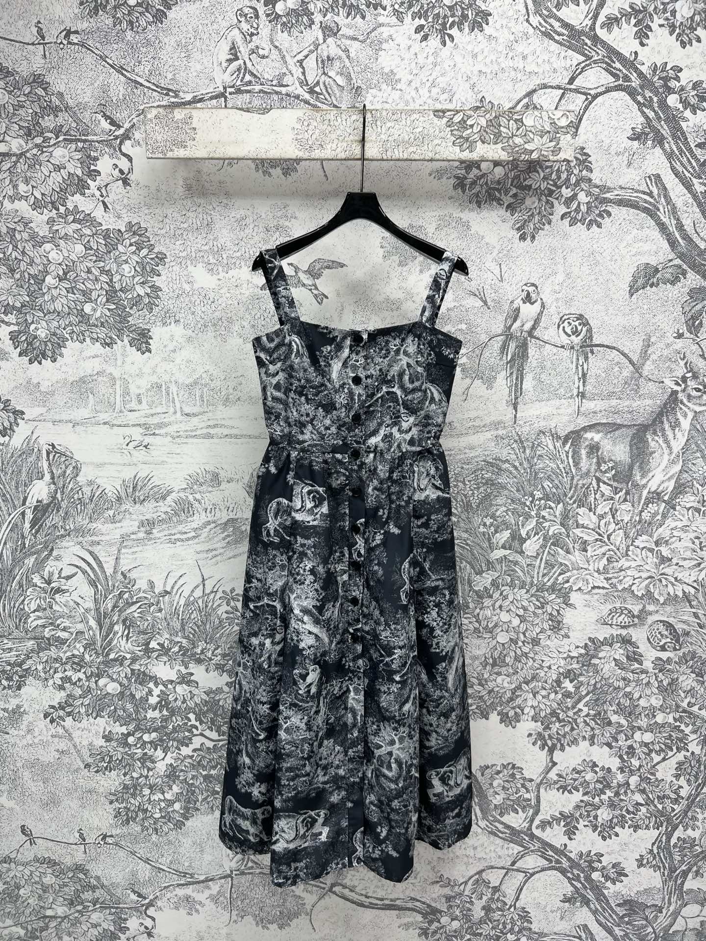 NO:441352,D Home 25 summer new style jungle printed suspender strapless dress with French elegant temperament beauty Customized logo single-breasted decoration suspender waist-hugging skirt The upper body looks slim and stretchy, very delicate and feminine, it is very suitable to attend various parties and dates, improve temperament in one second, one color and three codes SML, dior, skirts, alexander wang19860909D家 25夏季新款 丛林印花吊带抹胸连衣裙 自带法式的优雅气质美 定制logo单排扣饰装饰 吊带收腰大裙摆 上身很显瘦又很拉比例感 很精致又小女人味 参加各种聚会和约会都太适合了 一秒提气质 一色三码 SML,,dior,skirts,alexander wang,Women's clothing