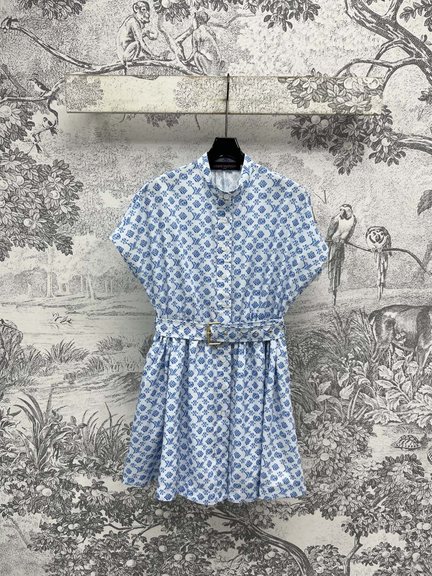 NO:441383,L family 25 summer new style, stand-up collar presbyterian flying sleeve waist-hugging dress, small stand-up collar capable and handsome, classic brand presbyterian pattern, fashionable and advanced, super durable, this cloth belt waist-hugging, outline waist-slimming, super figure, perfectly divided body proportions, upper body watch becomes big and long legs, a variety of styles that can be sweet and salty, the upper body looks slimming, flesh-covering and age-reducing, classic presbyterian, super durable, super temperament Size/S-M-L,,louis vuitton, skirts, alexander wang19860909L家 25夏季新款 立领老花飞袖收腰连衣裙 小立领干练帅气 经典的品牌老花图案 时髦又高级 超级耐看 本布腰带收腰 勾勒腰身 超显身材 完美分割身材比例 上身表变大长腿 可甜可咸的百变穿搭 上身显瘦遮肉又减龄 经典耐看的老花 超级显气质Size/S-M-L,,louis vuitton,skirts,alexander wang,Women's clothing