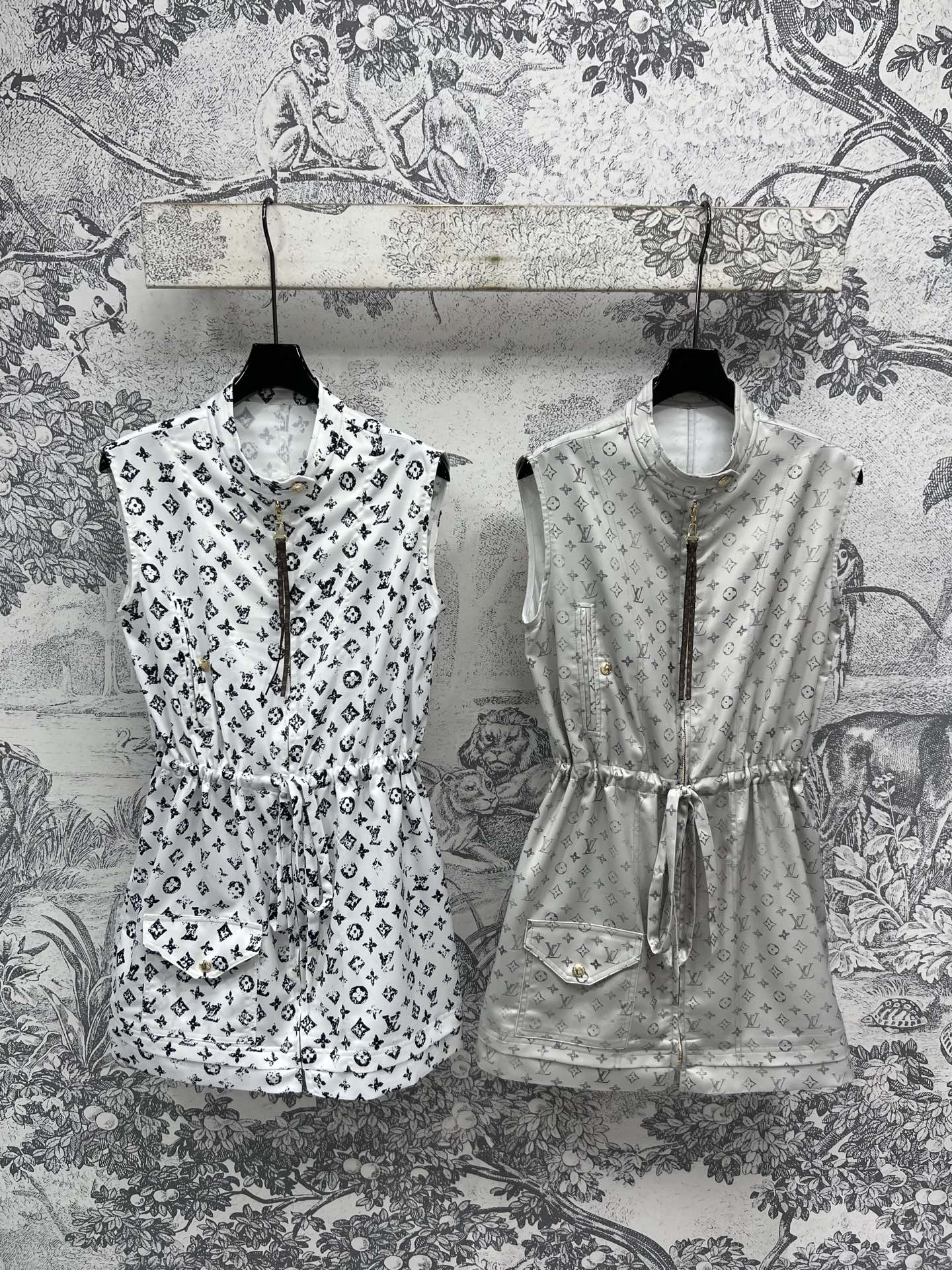 NO:441360,L Home 25 summer new style, stand-up collar sleeveless waist-hugging dress, presbyterian leather rope zipper embellishment, cool and handsome, exquisite and stylish, classic presbyterian gradient fabric, custom logo hardware snap fastener pocket decoration, waist drawstring waist design, upper body can be sweet and cool, super cover flesh and make it look slimming, temperament items that can be easily controlled in any occasion, two colors and three codes, Size/S-M-L,,louis vuitton, skirts, alexander wang19860909L家 25夏季新款 立领无袖收腰连体裙 老花皮绳拉链点缀 酷帅感拉满 精致有型 经典老花渐变面料 定制logo五金摁扣口袋装饰 腰间抽绳收腰设计 上身可甜可酷 超级遮肉显瘦 任何场合都轻松驾驭的气质单品 两色三码 Size/S-M-L,,louis vuitton,skirts,alexander wang,Women's clothing