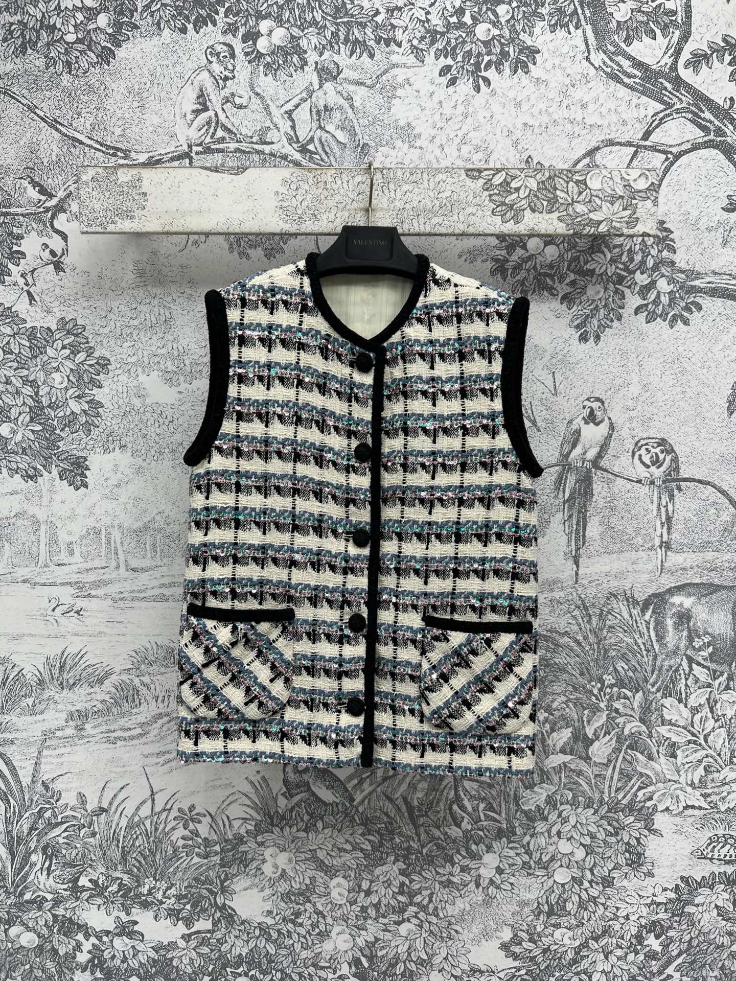 NO:441346,V Home 25 new summer style, sequin tweed vest jacket, a must-have artifact for white and rich beauties!  Soft tweed fabric with haute beads and chevron braided soft tweed fabric Contrast color braided strap edge details Flower buckle decoration Jacquard lining Loose H-cut style The upper body effect is huge and slim. Whether it is matched with high-waisted pants or A-line skirt, it can be easily controlled. One-color three-code SML, skirts, jackets & coats, alexander wang19860909V家 25夏季新款 亮片粗花呢马甲外套 白富美们的必备神器！高定珠片彩纱与格纹编织的软花呢面料 撞色编织带包边细节 花朵盘扣装饰 里面提花内衬 宽松H裁版型 上身效果巨显瘦 无论是搭配高腰裤还是A字裙 都能轻松驾驭 一色三码SML,,skirts,jackets & coats,alexander wang,Women's clothing