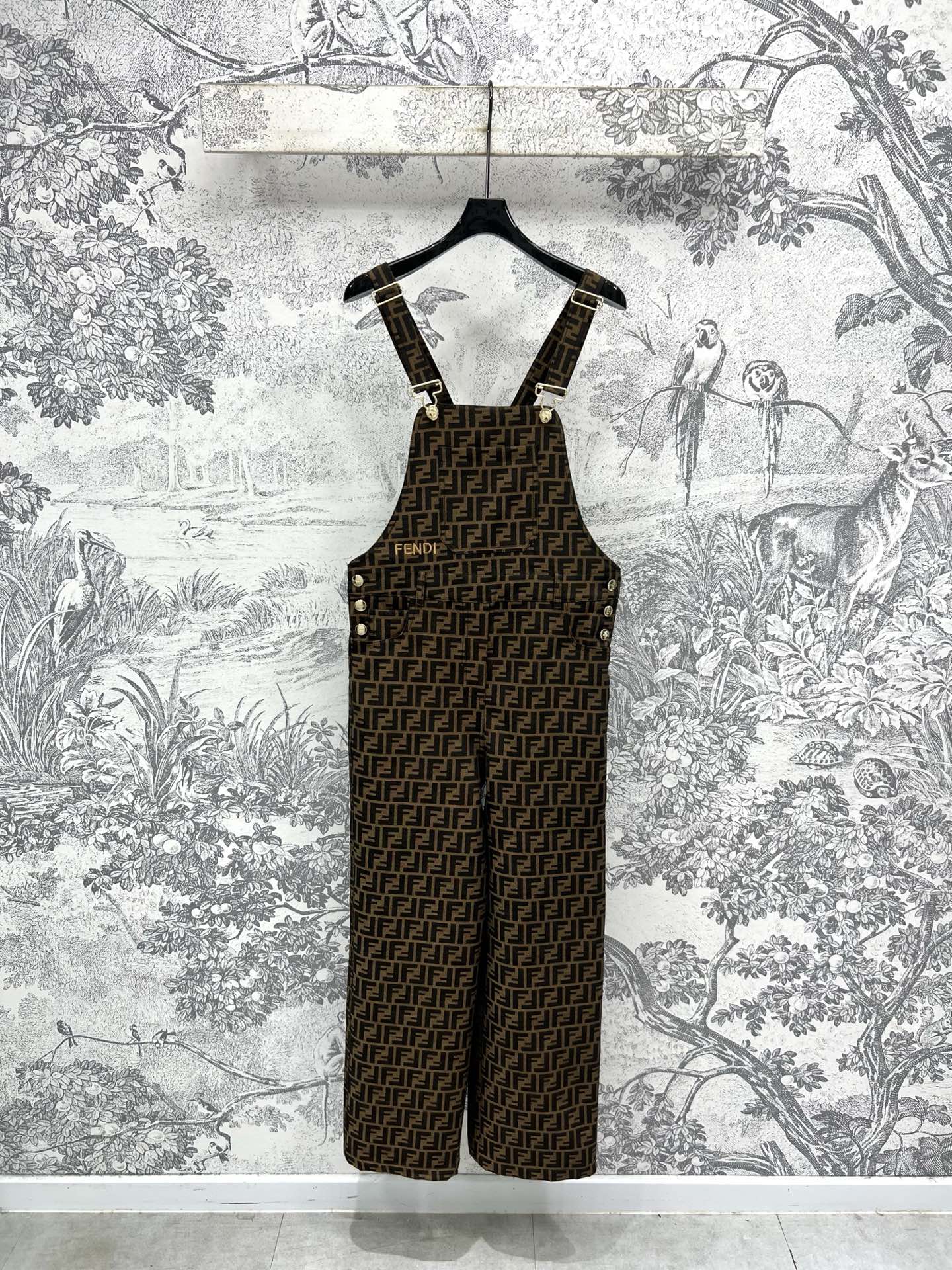 NO:441395,FD Home 25 summer new style Classic FF jacquard series Lapel vest jacket + short skirt + vest skirt + overalls Retro and fashionable and stylish Classic presbyopia series that is released every year The upper body is really beautiful The adjustable strap skirt A series of matching the upper body to reduce age and make you look slimming Customized FF jacquard fabric Customized hardware buttons One color three-code Size/S-M-L,,dior, skirts, jackets & coats,alexander wang19860909FD家 25夏季新款 经典FF提花系列 翻领马甲外套+ 短裙+背心裙+背带裤 复古又时髦有型 每年都会出的经典老花系列 上身真的太好看了 可调节大小的背带短裙 一系列搭配上身减龄又显瘦 定制的FF提花面料 开模定制的五金纽扣 一色三码 Size/S-M-L,,dior,skirts,jackets & coats,alexander wang,Women's clothing